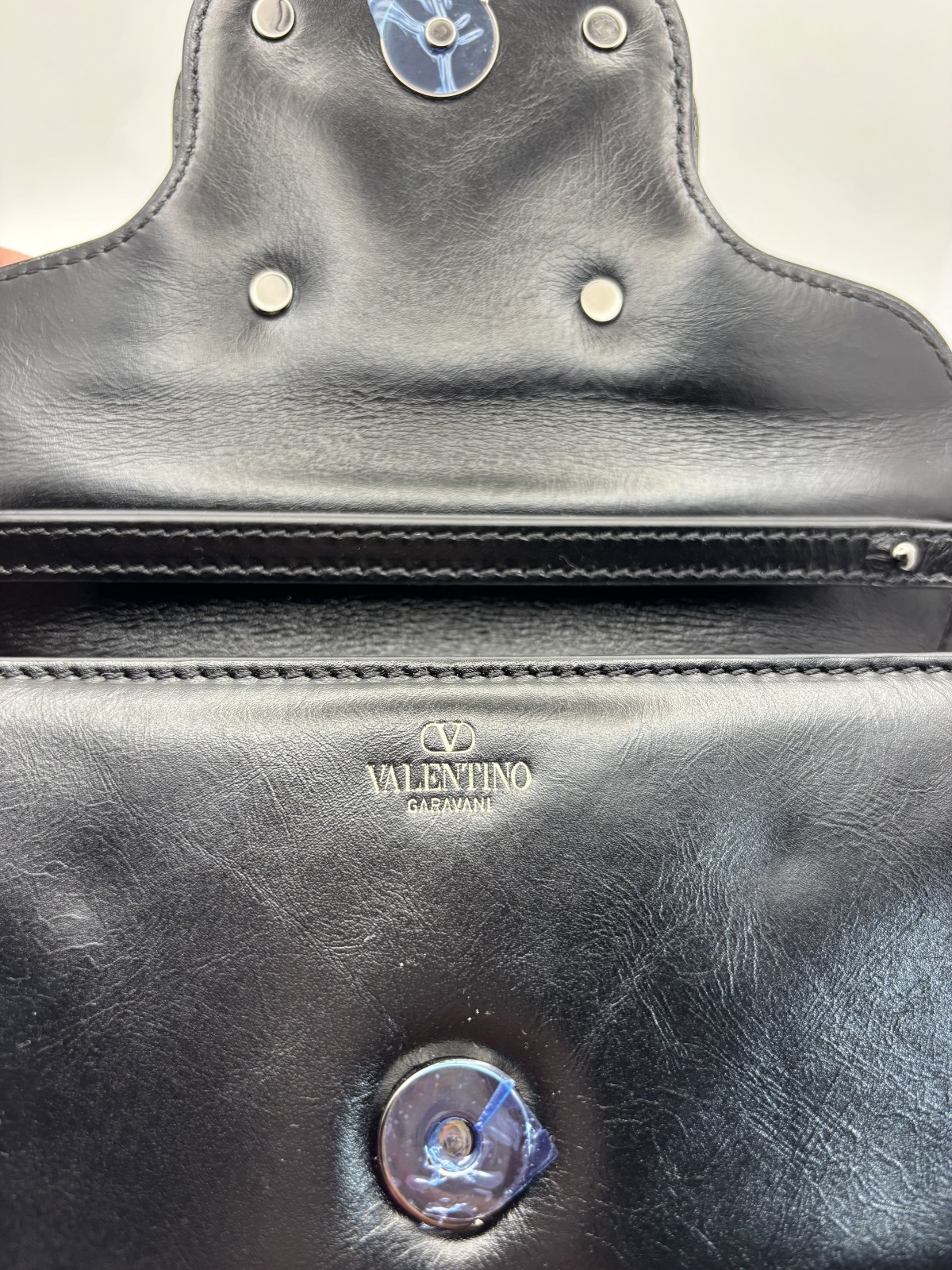 NWT Valentino Garavani Small Locò VLogo Calfskin Leather Shoulder Bag Black