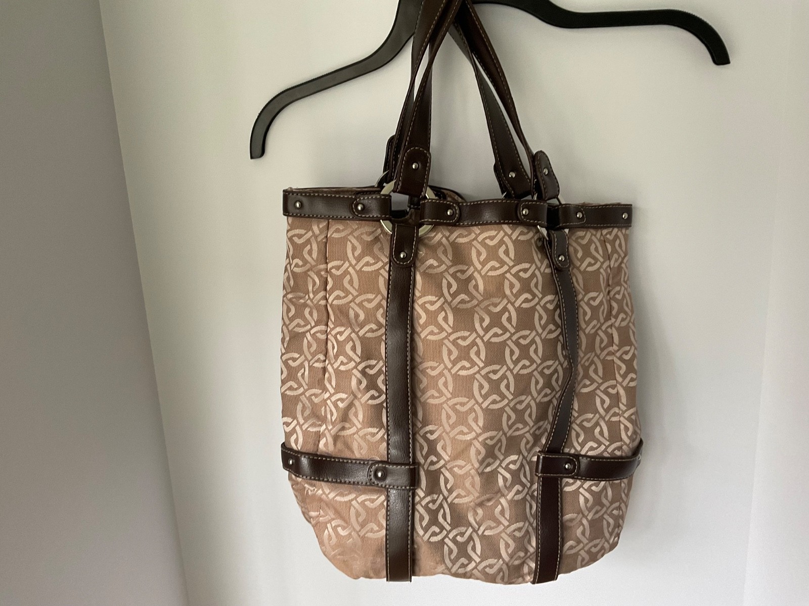 East 5th purse with faux leather straps 3 compartment super clean magnetic close