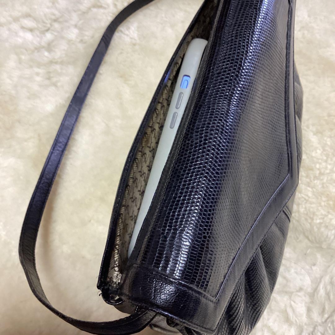 Yves Saint Laurent Black Leather Shoulder Bag 9.4 x 7.5 x 3.9 inches Used