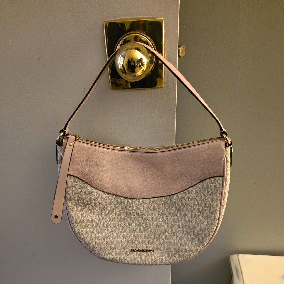 Michael Kors beige pink logo crescent shoulder bag zip gold hardware med strap