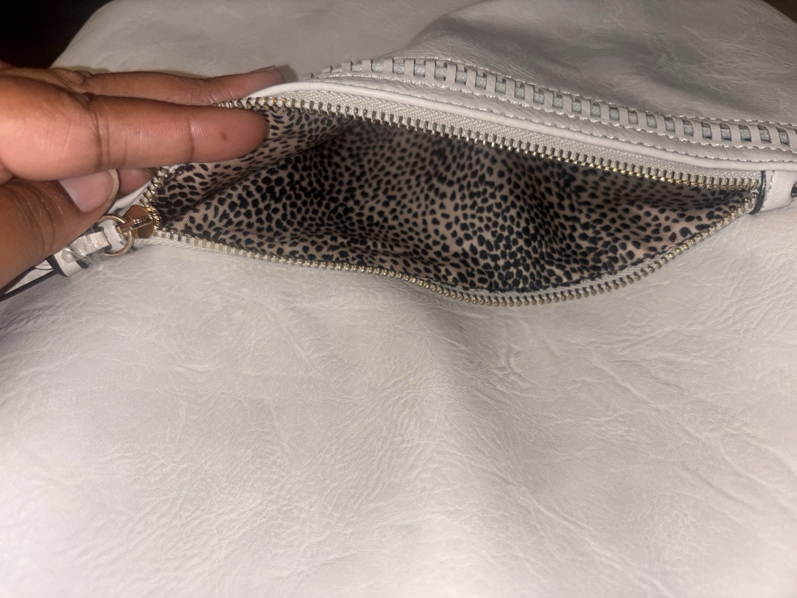 White Medium Crossbody/Shoulder Bag, Zip Closure, Gold HW, Wristlet, Pockets