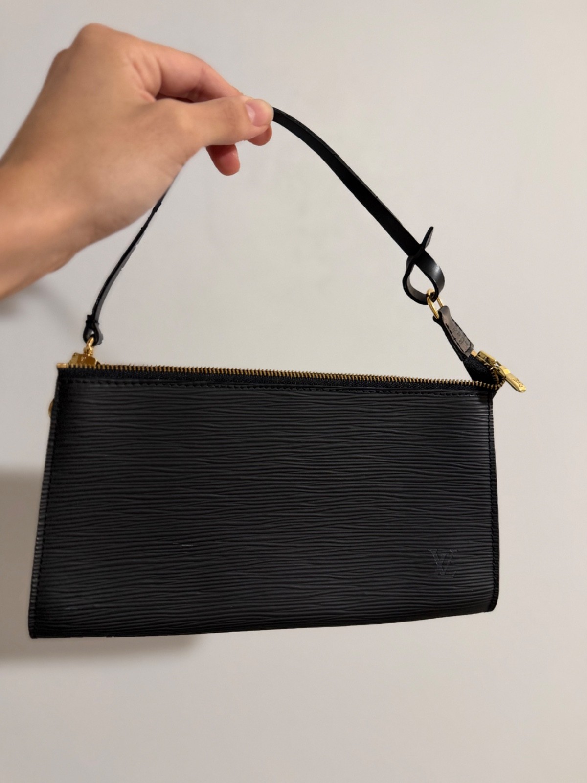 Authentic Louis Vuitton Epi Black Leather Pochette Shoulder Bag Made in France
