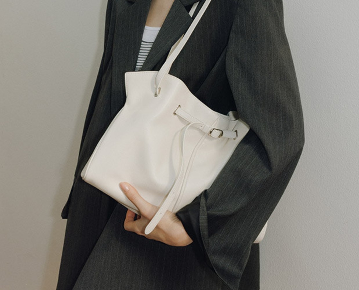 LOEUVRE Plie Shoulder Bag Medium Sand Ivory FA6SB365-MJ