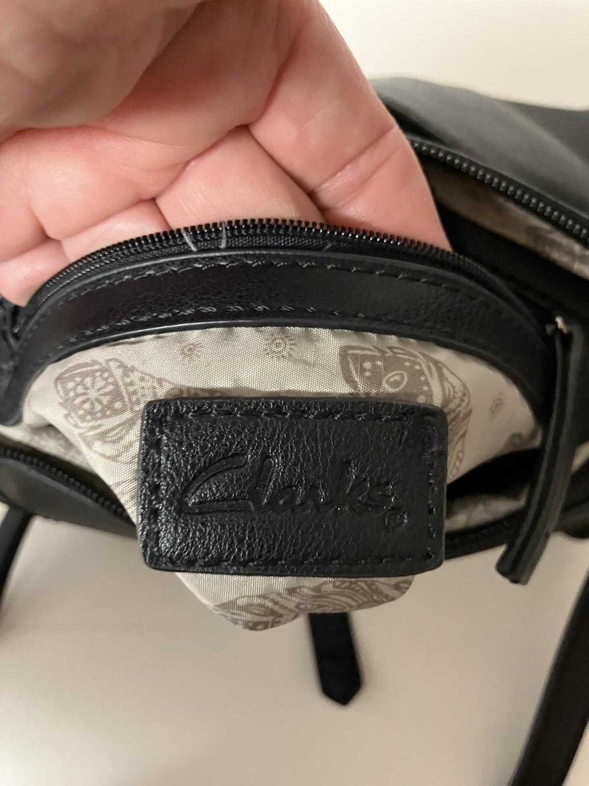Clarks Black Leather Adjustable Crossbody Bag Purse Multi Pocketed 7.25’’x8.5’’