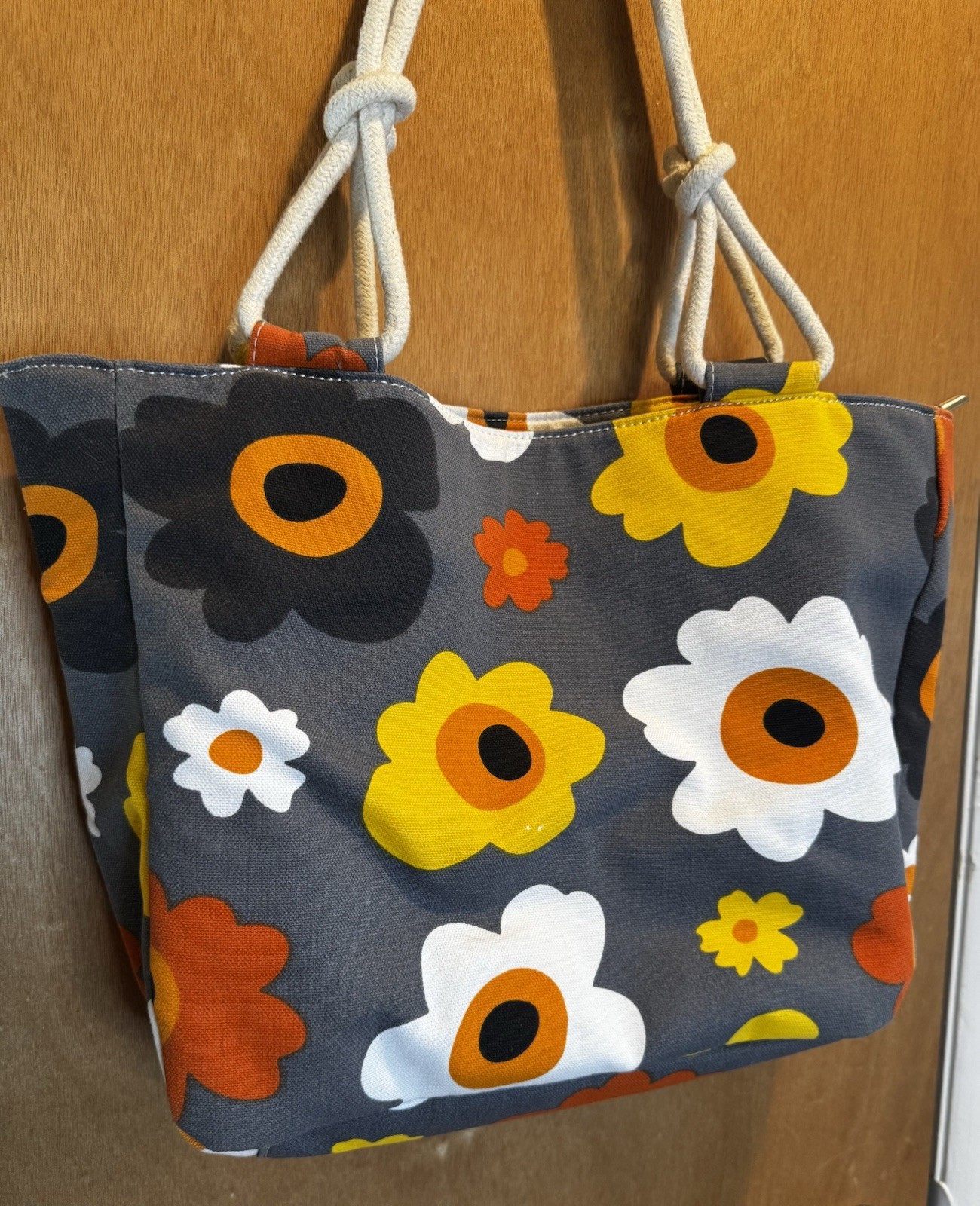 Farmhouse tote 12 x 18 gray and yellow white daisy flower zip top rope handle