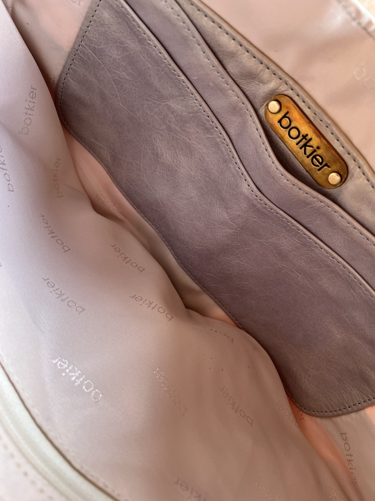 BOTKIER VINTAGE ICONIC CRESCENT HOBO BAG LAVENDER & PEARL LEATHER TRIGGER CLIP