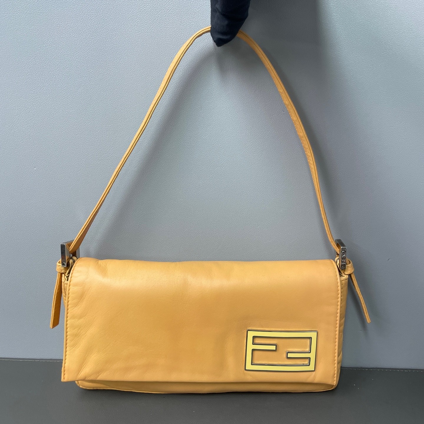 Fendi Pre-Owned Authentic Underarm Bag Beige Metal Free Tracked Shipping