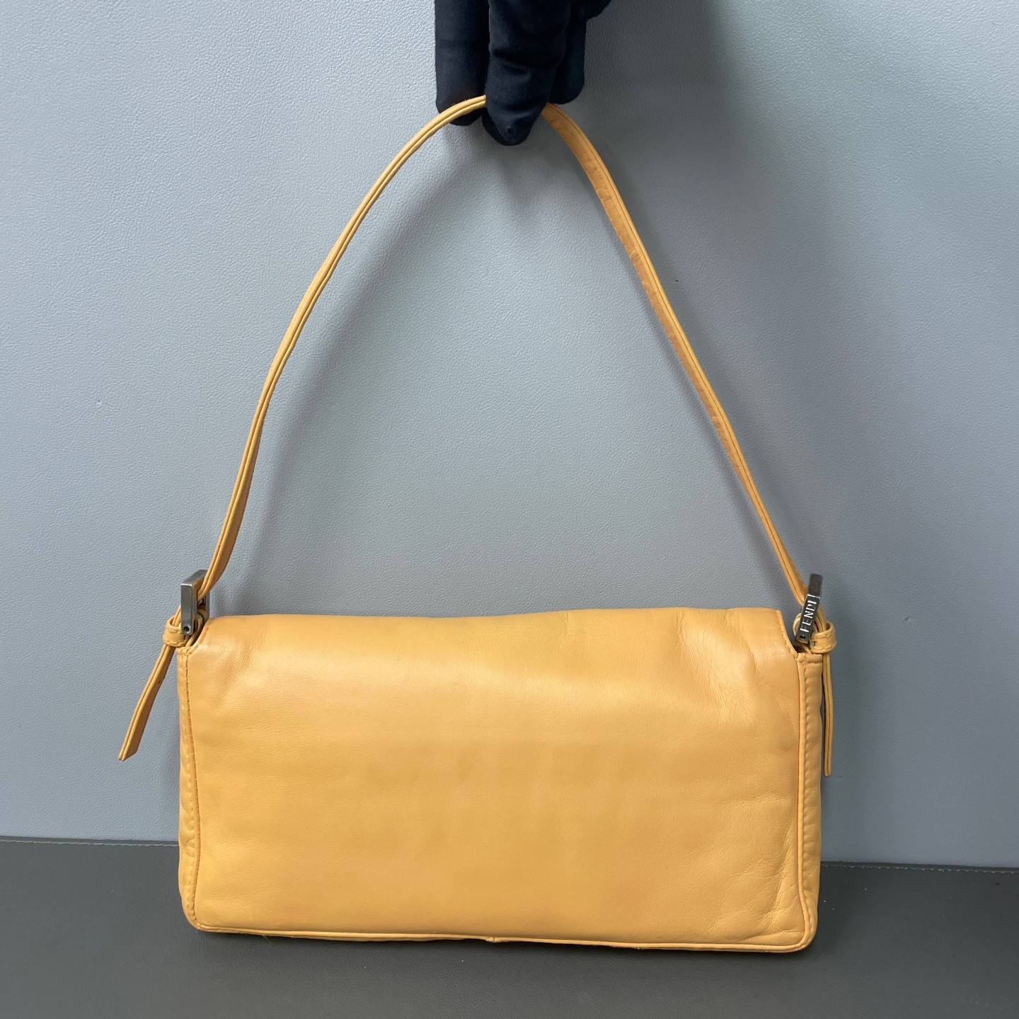 Fendi Pre-Owned Authentic Underarm Bag Beige Metal Free Tracked Shipping