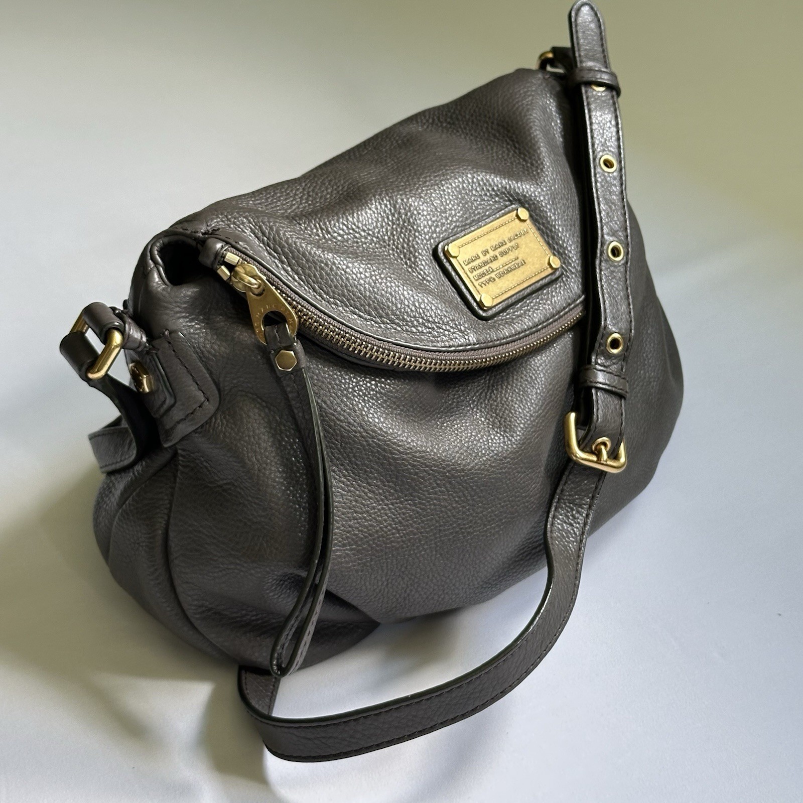 MARC by Marc Jacobs Classic Q Natasha Leather Crossbody Bag Purse Faded Aluminum