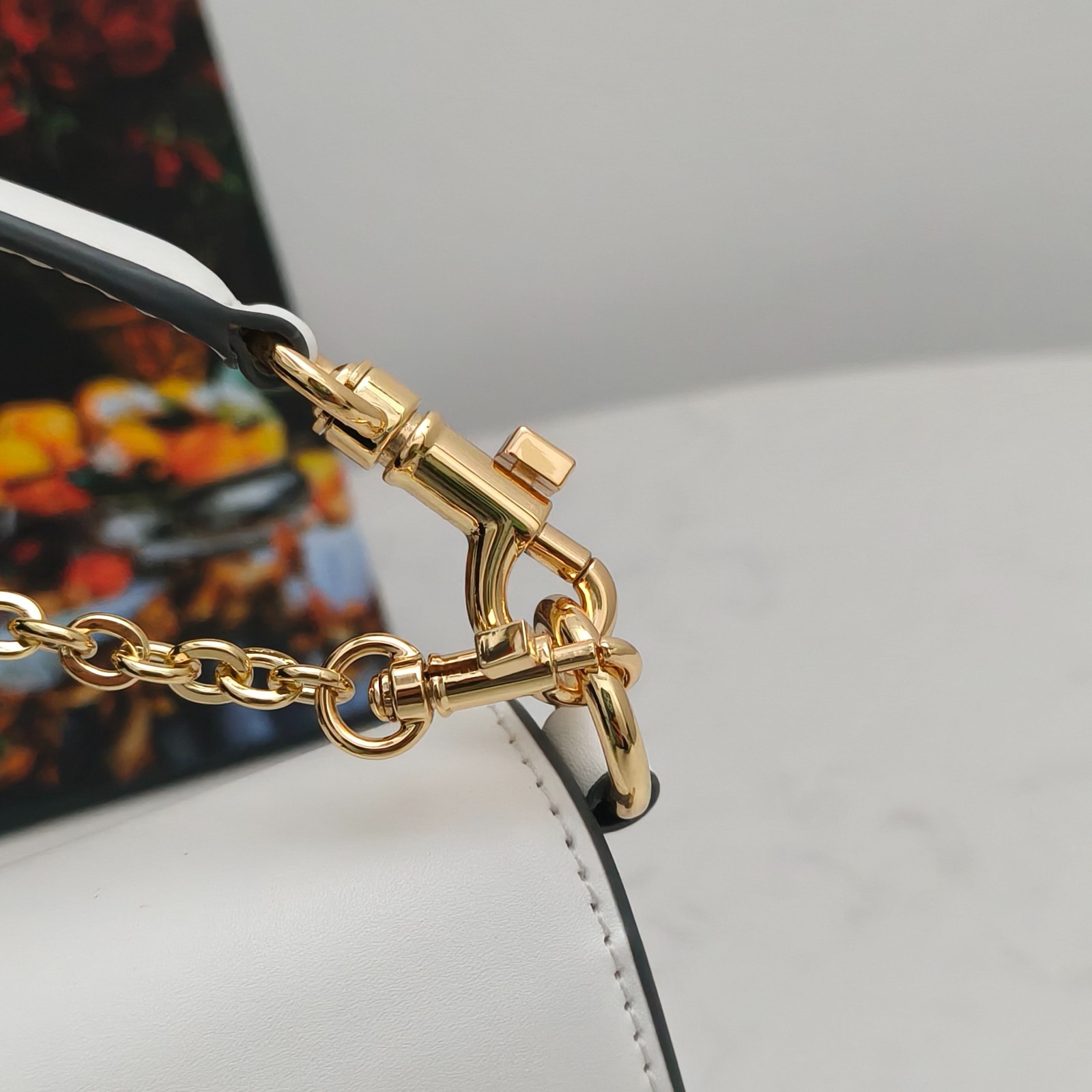 𝑫𝒐𝒍𝒄𝒆 & 𝑮𝒂𝒃𝒃𝒂𝒏𝒂 DG Leather Top Handle Chain Bag