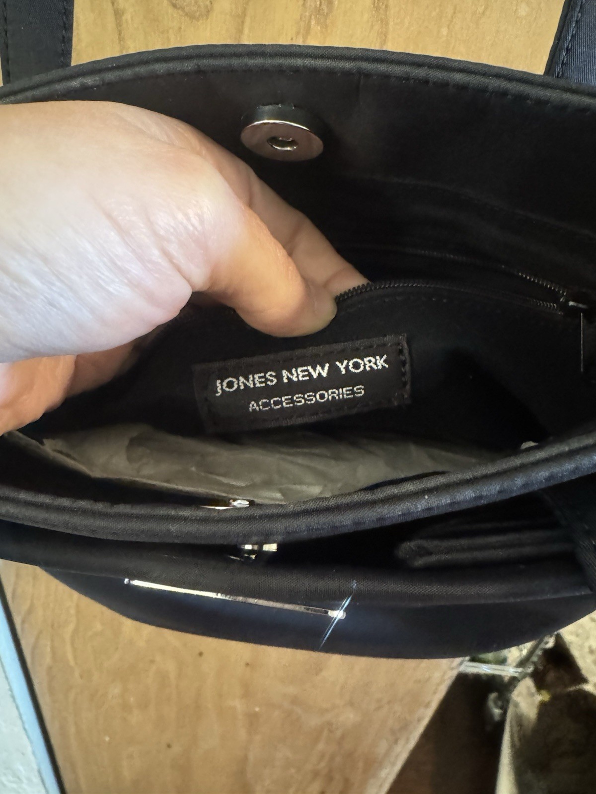 Jones New York Black Medium Tote Shoulder Bag – Magnetic Closure – Coin Purse