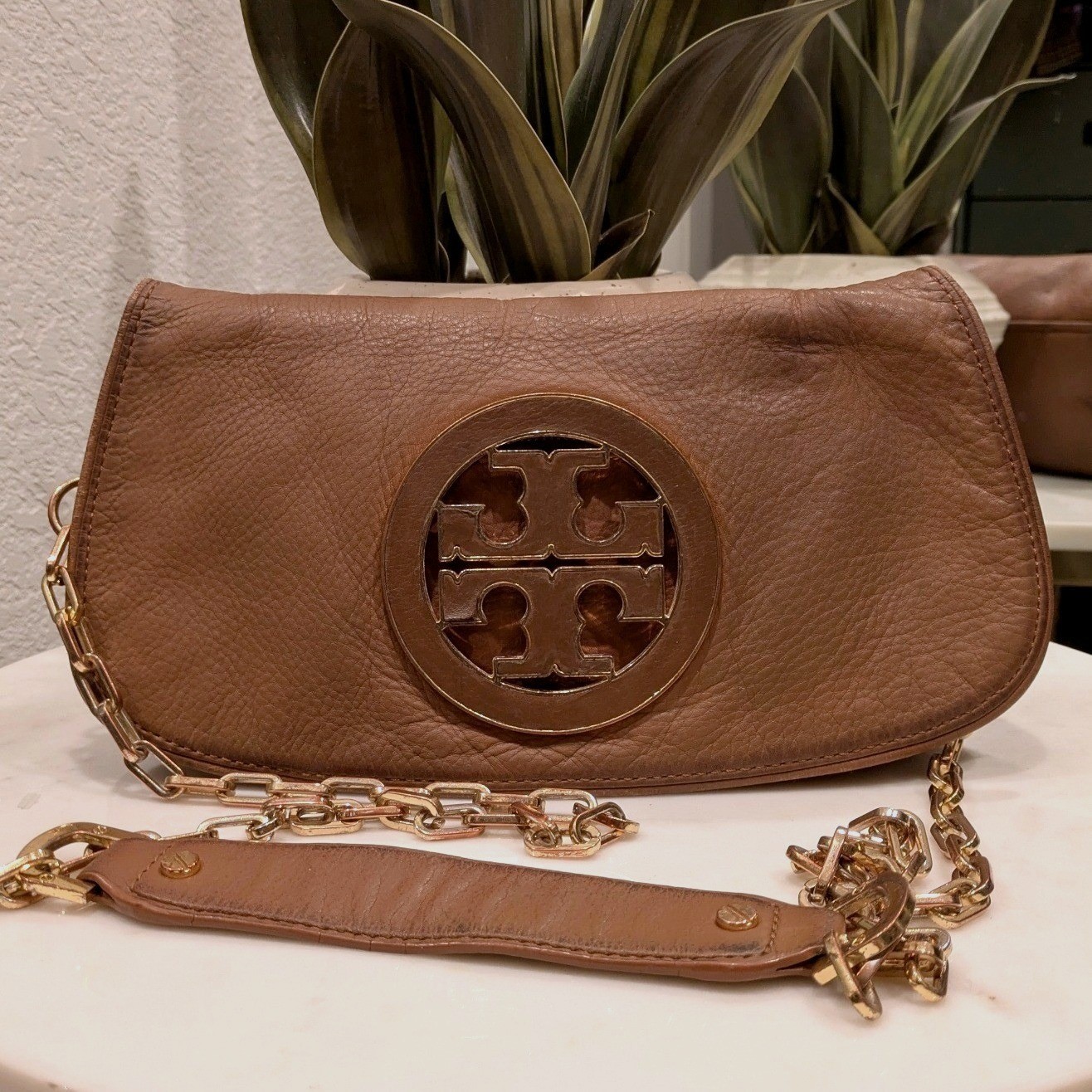Tory Burch Amanda Clutch Bag Royal Tan Leather Gold Logo Chain Crossbody