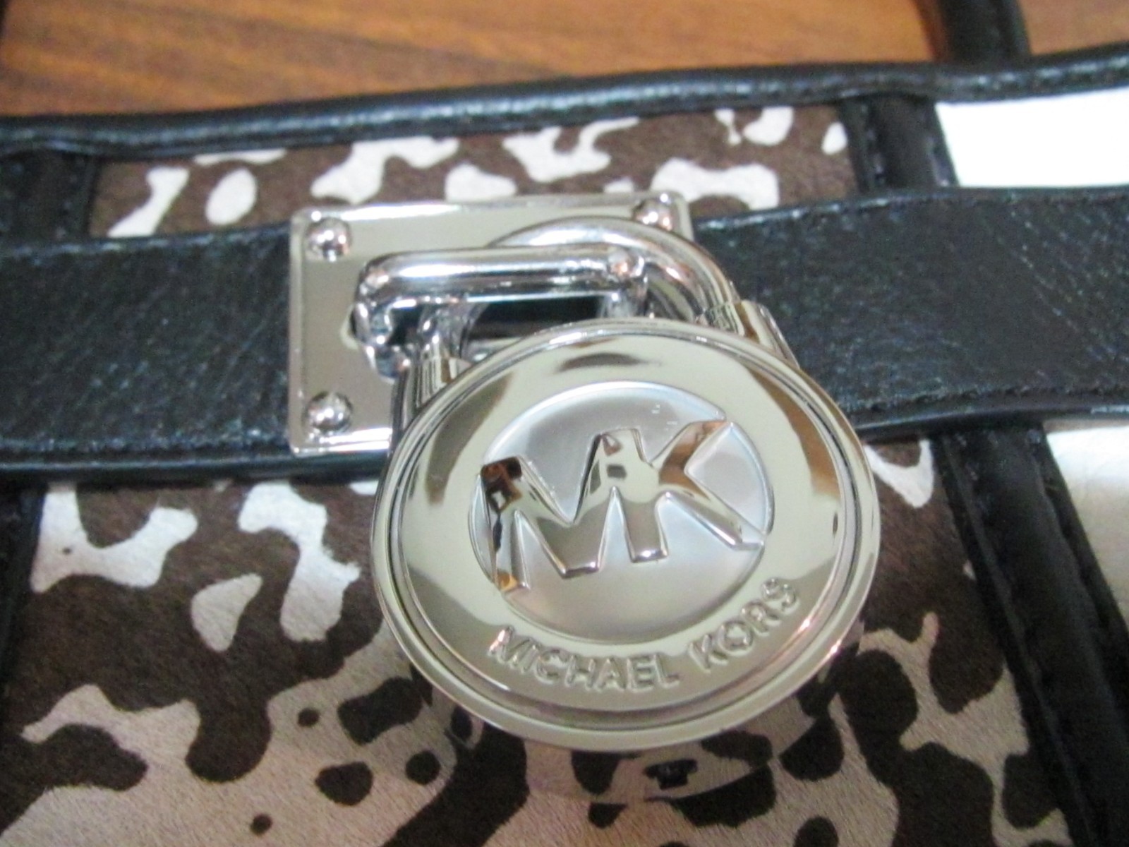 NWT! BEAUTIFUL MICHAEL KORS HAMILTON CENTER STRIPE BLACK, WHITE LEATHER PURSE