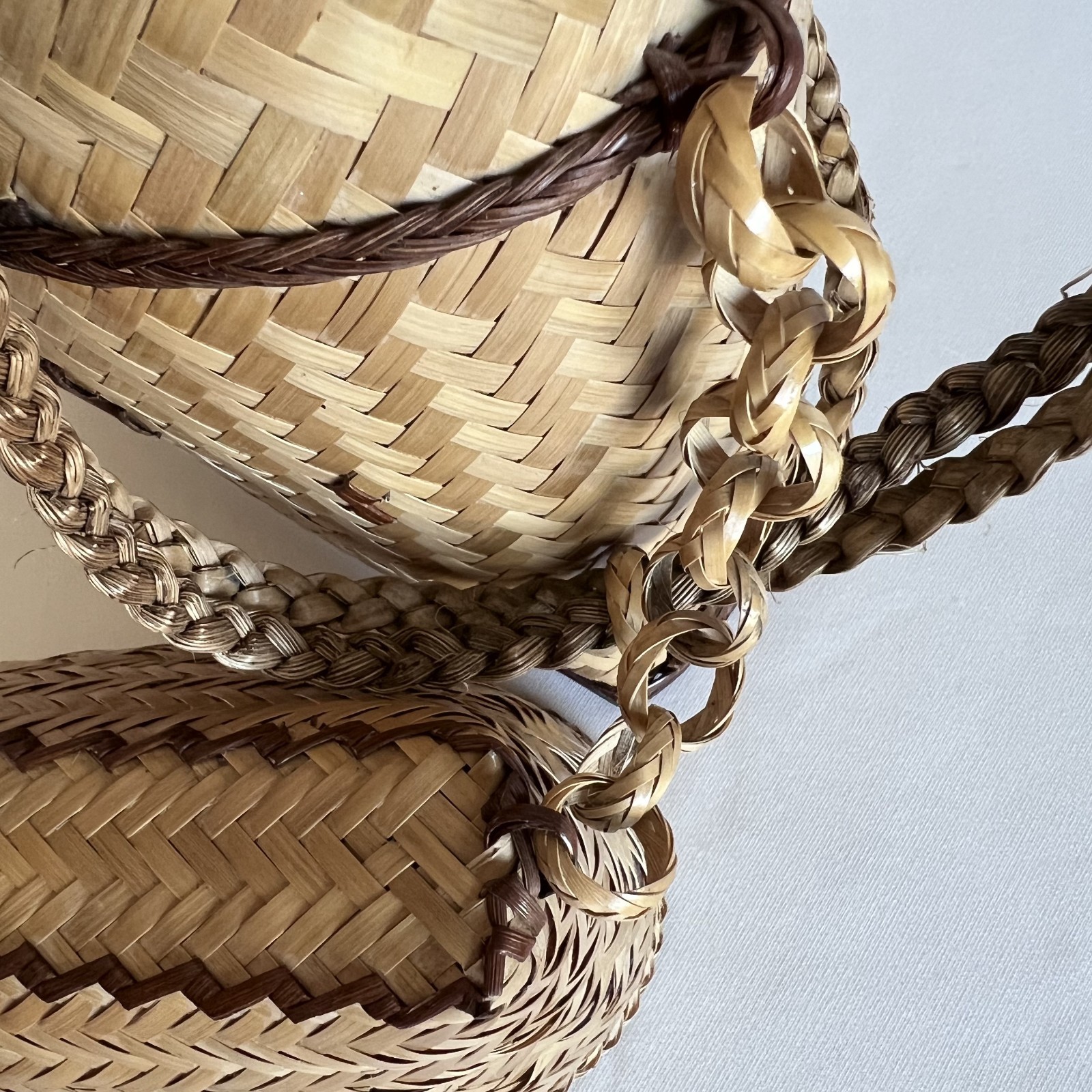 Vintage Hand Woven Straw Basket Handbag Shoulder Bag Folk Art Boho Purse Lid