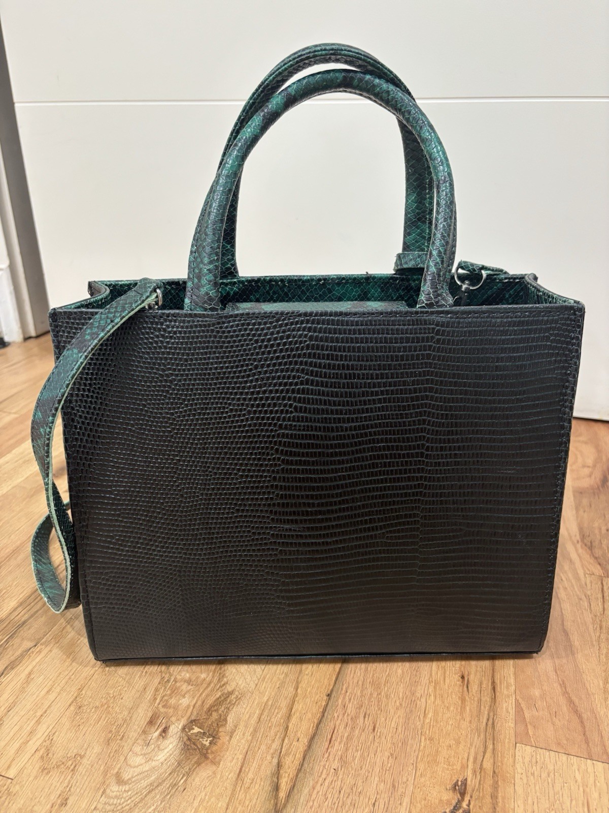 Leyelesi Medium Zelda Tote Green And Black Leather Convertible Strap