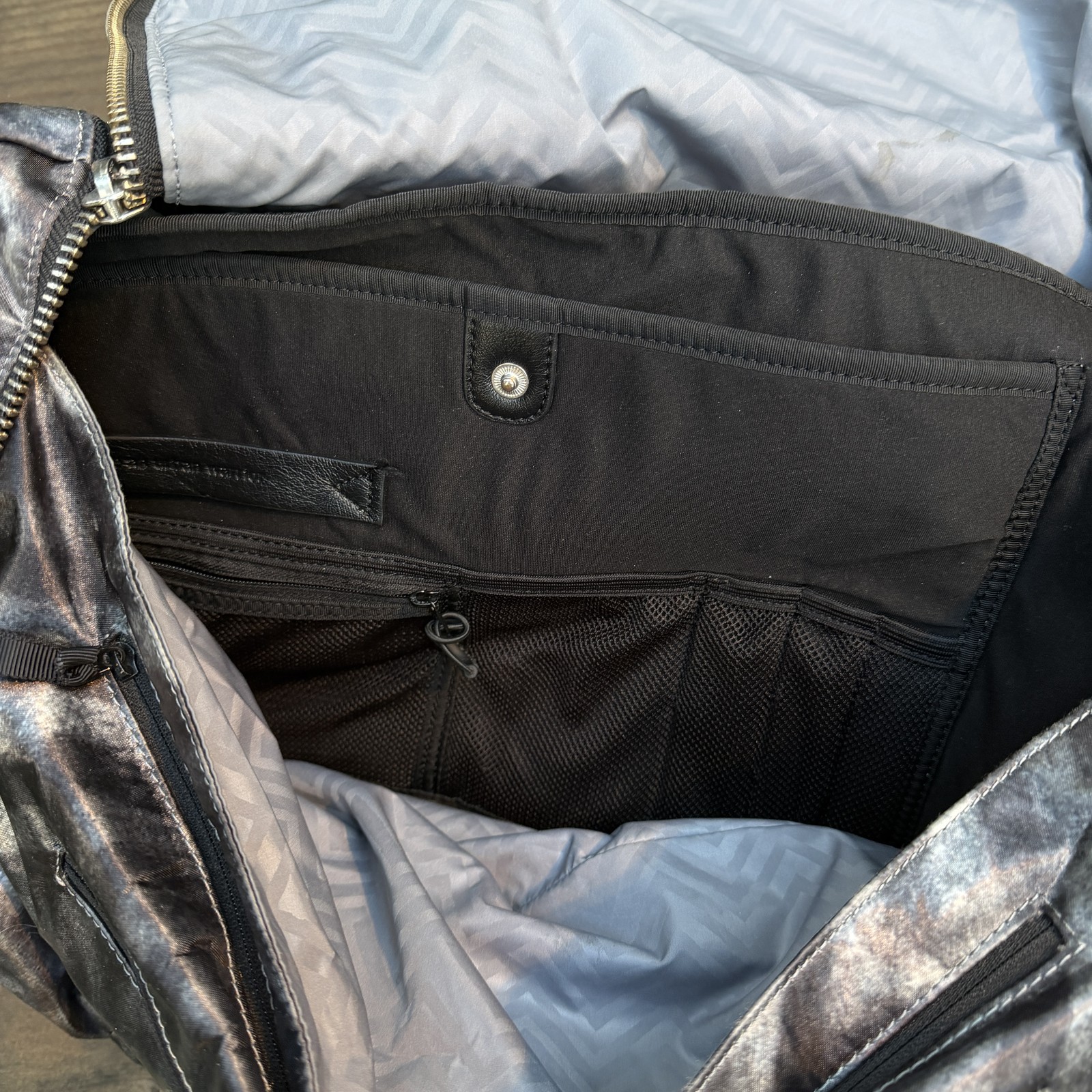 Lululemon Urban Warrior Messenger Bag Gray Chevron Print Silver Hardware
