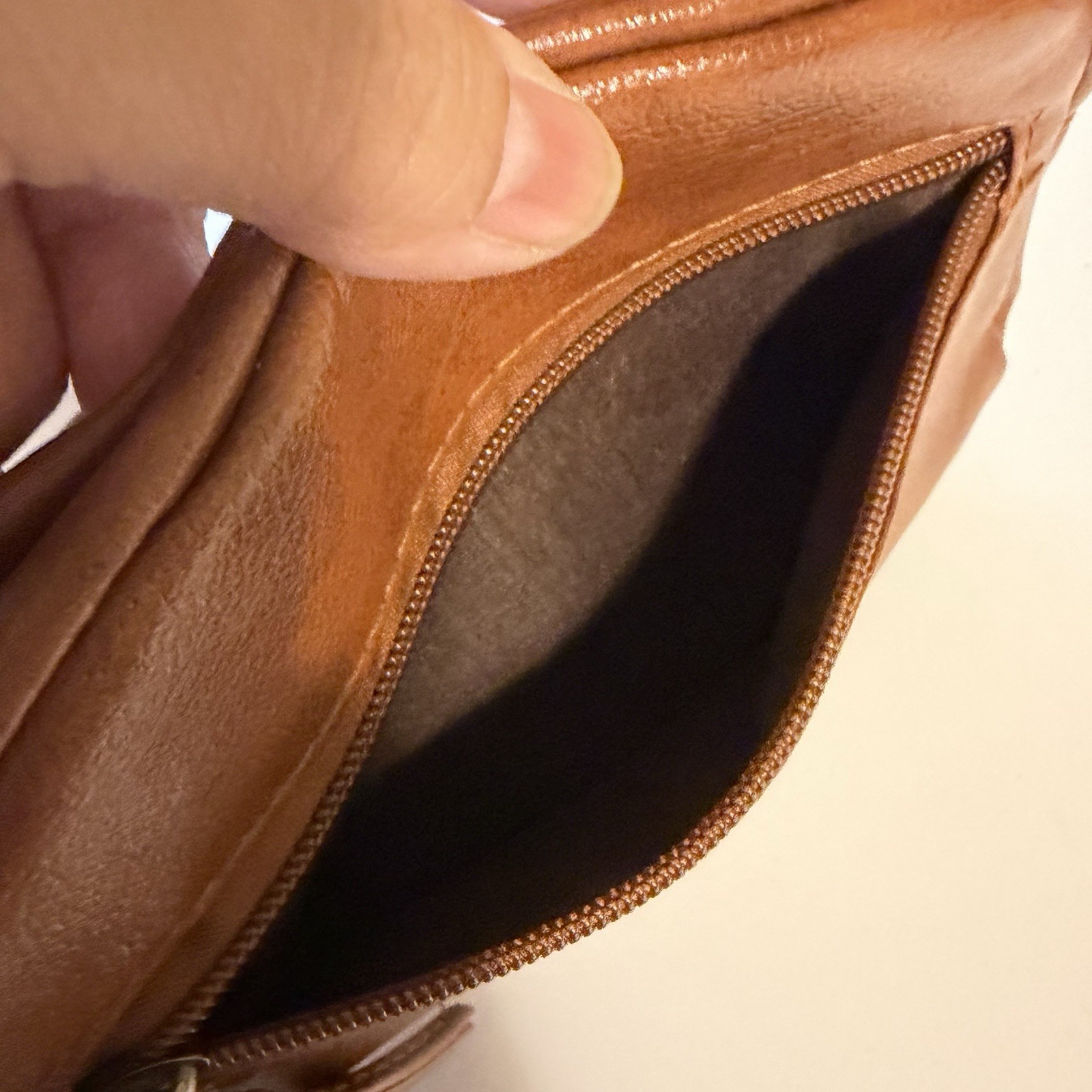 Women’s Crossbody Bag Zip Closure Adjustable Detachable Strap Pockets