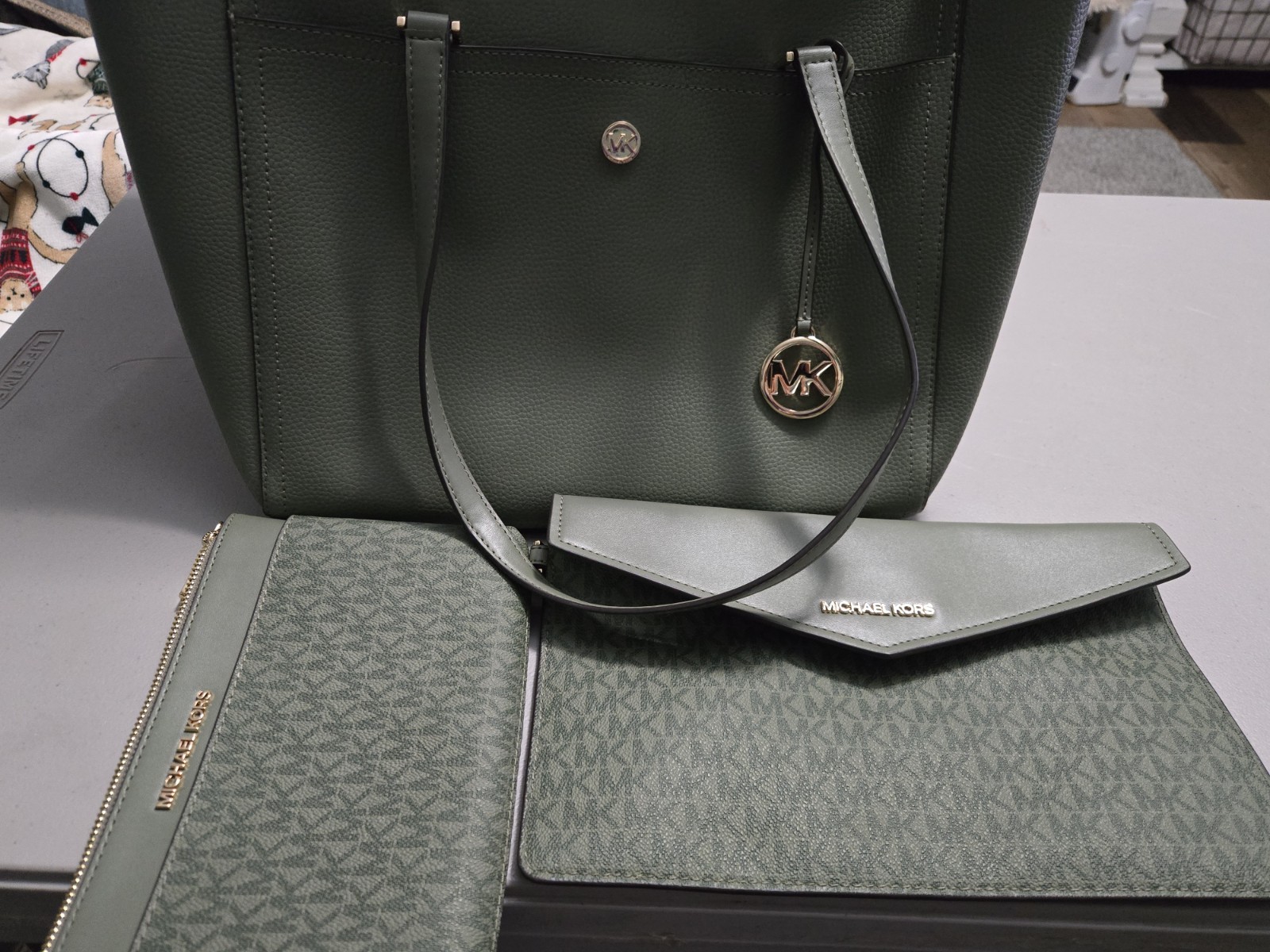 Michael Kors – Maisie Large Pebbled Leather 3-in-1 Tote Bag – Army Green