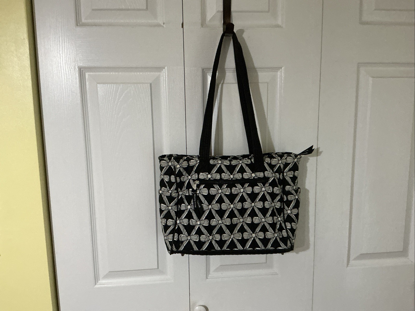 Woman’s Bella Taylor Shoulder Bag Black/ White