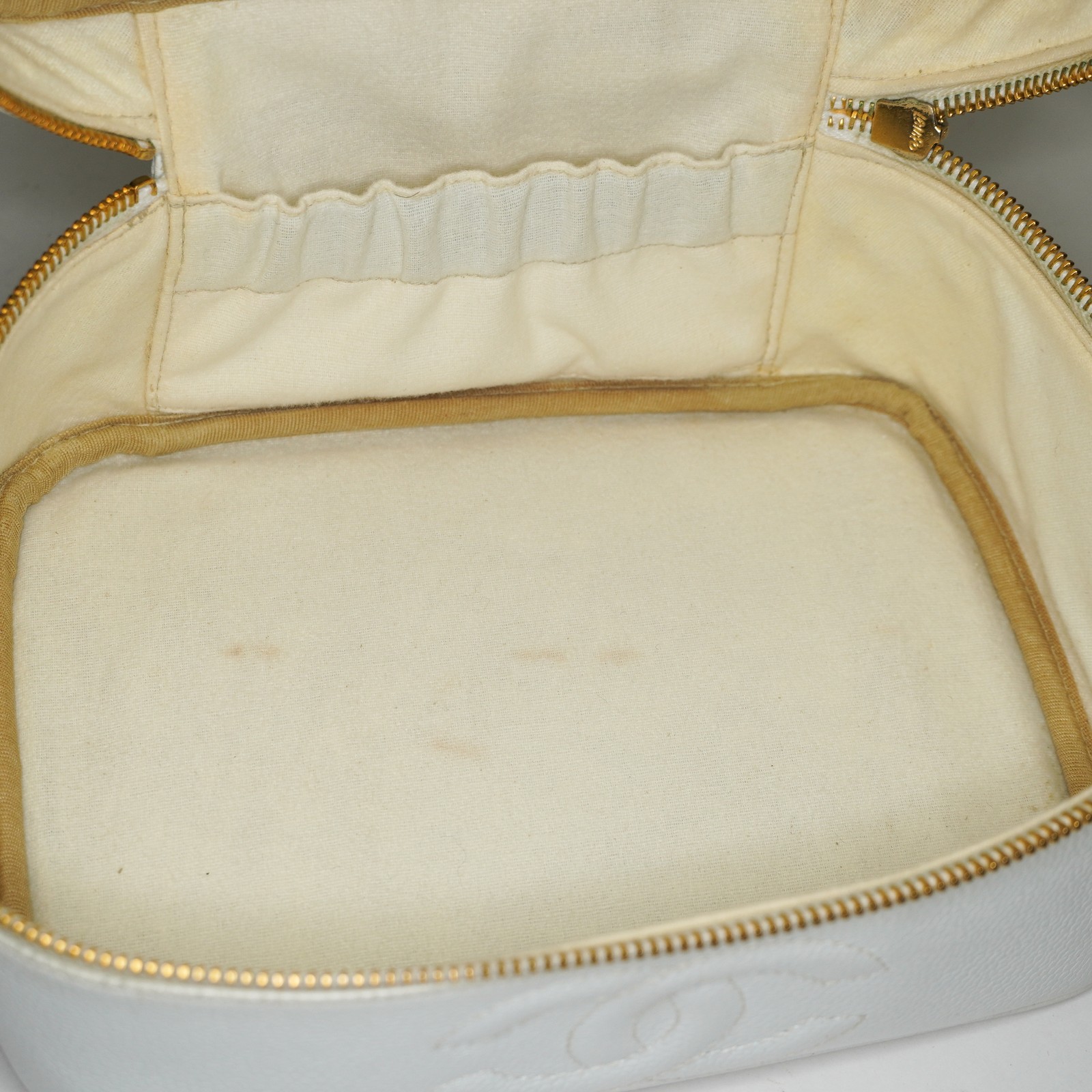 Chanel Caviar Skin White Vanity Case Cosmetic Pouch CC Logo Used 06E105830030