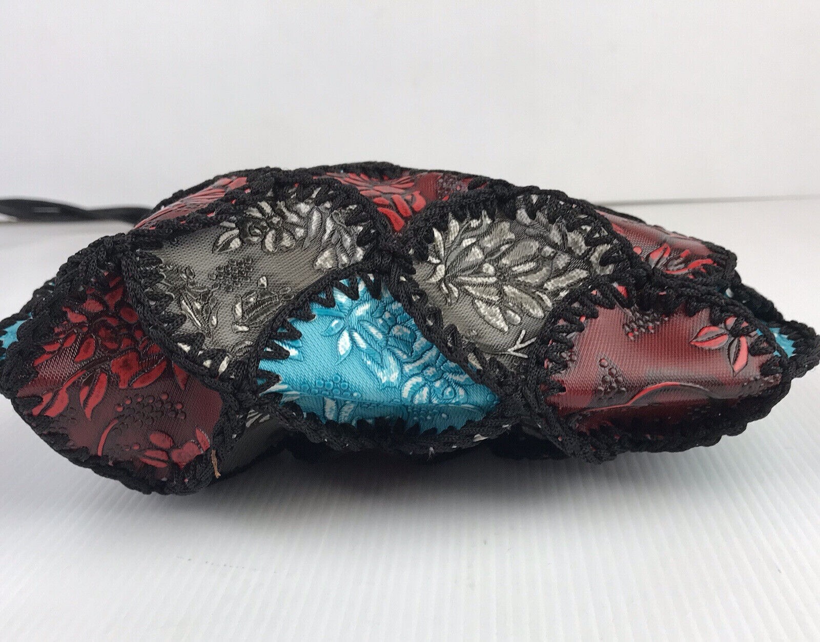 Floral Leaf Purse Bag. It is in excellent condition It measures 20 cm x 14 cm