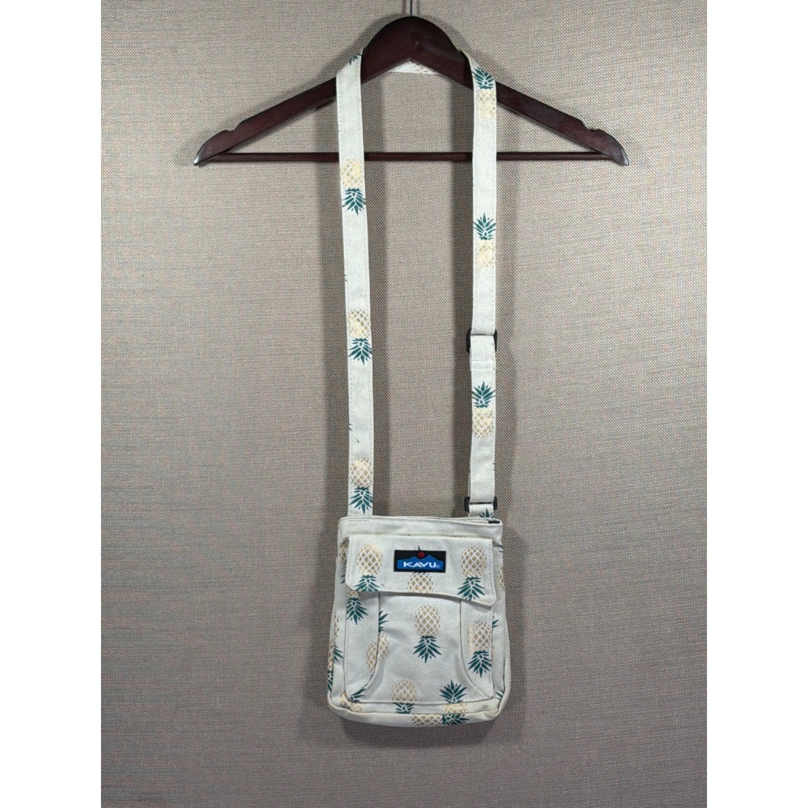 KAVU Keeper Crossbody Bag Canvas Pineapple Print Tropical Shoulder Purse Cream