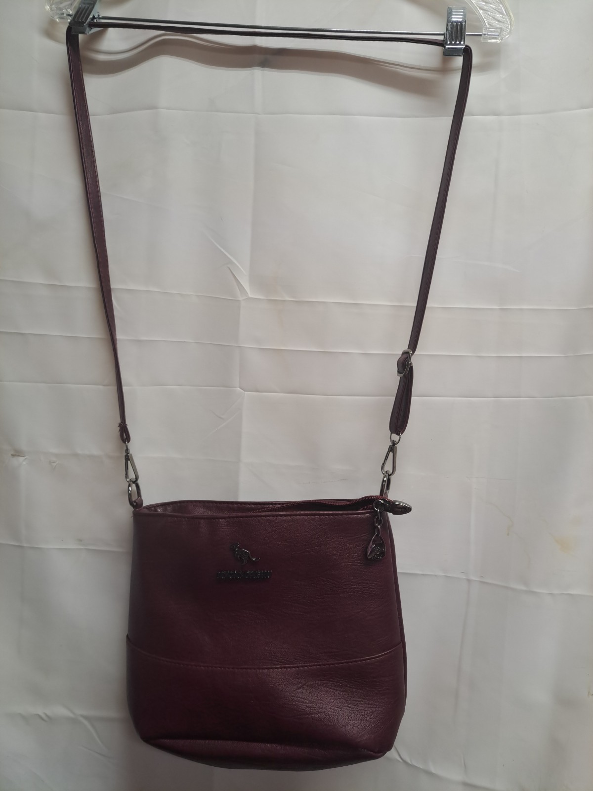 Jingpin Daishu Burgundy PU Leather Kangaroo Hardware Crossbody Purse