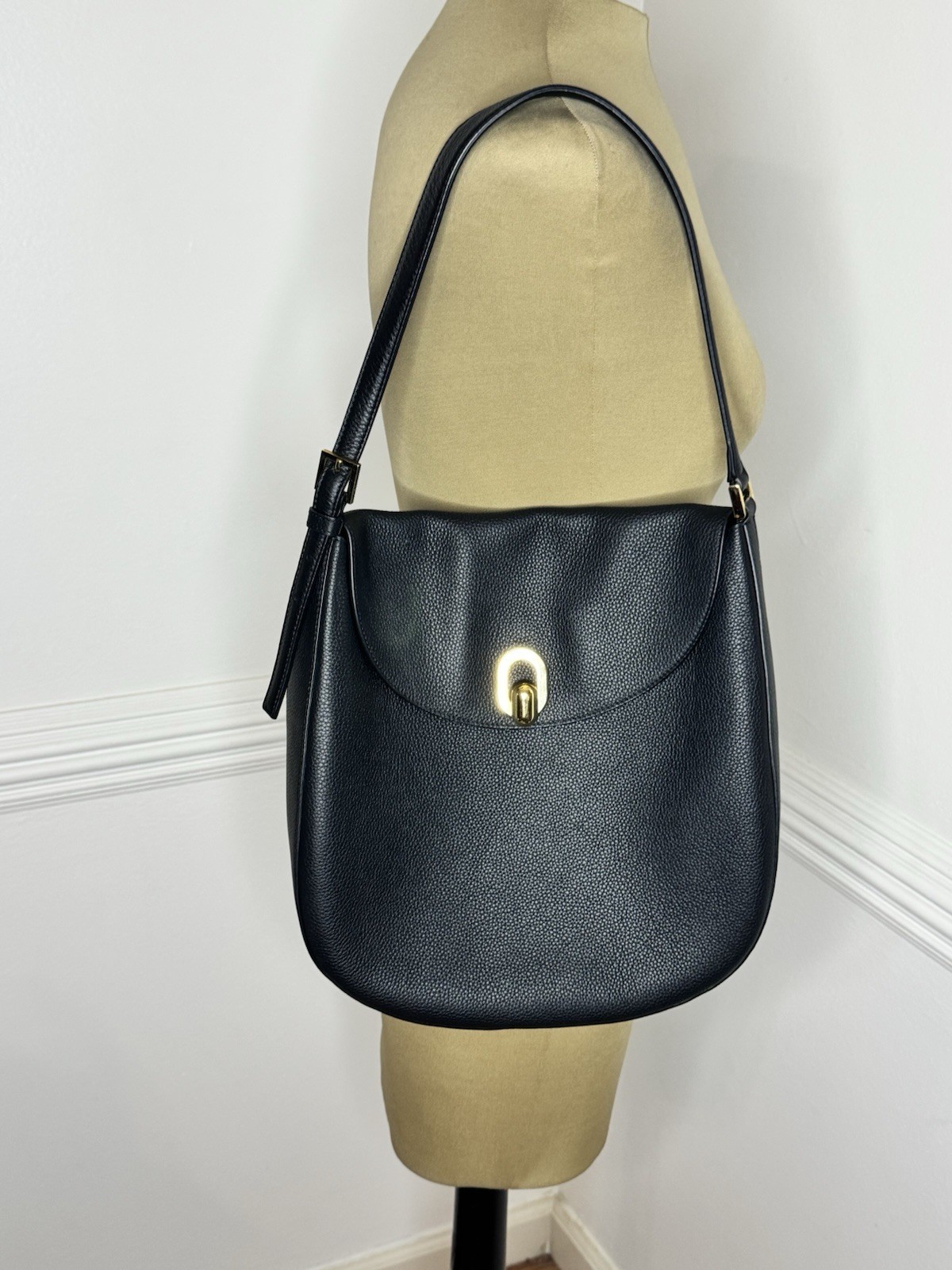 SAVETTE Black Pebbled Shoulder Bag Gold Hardware Turn Lock Lined Medium