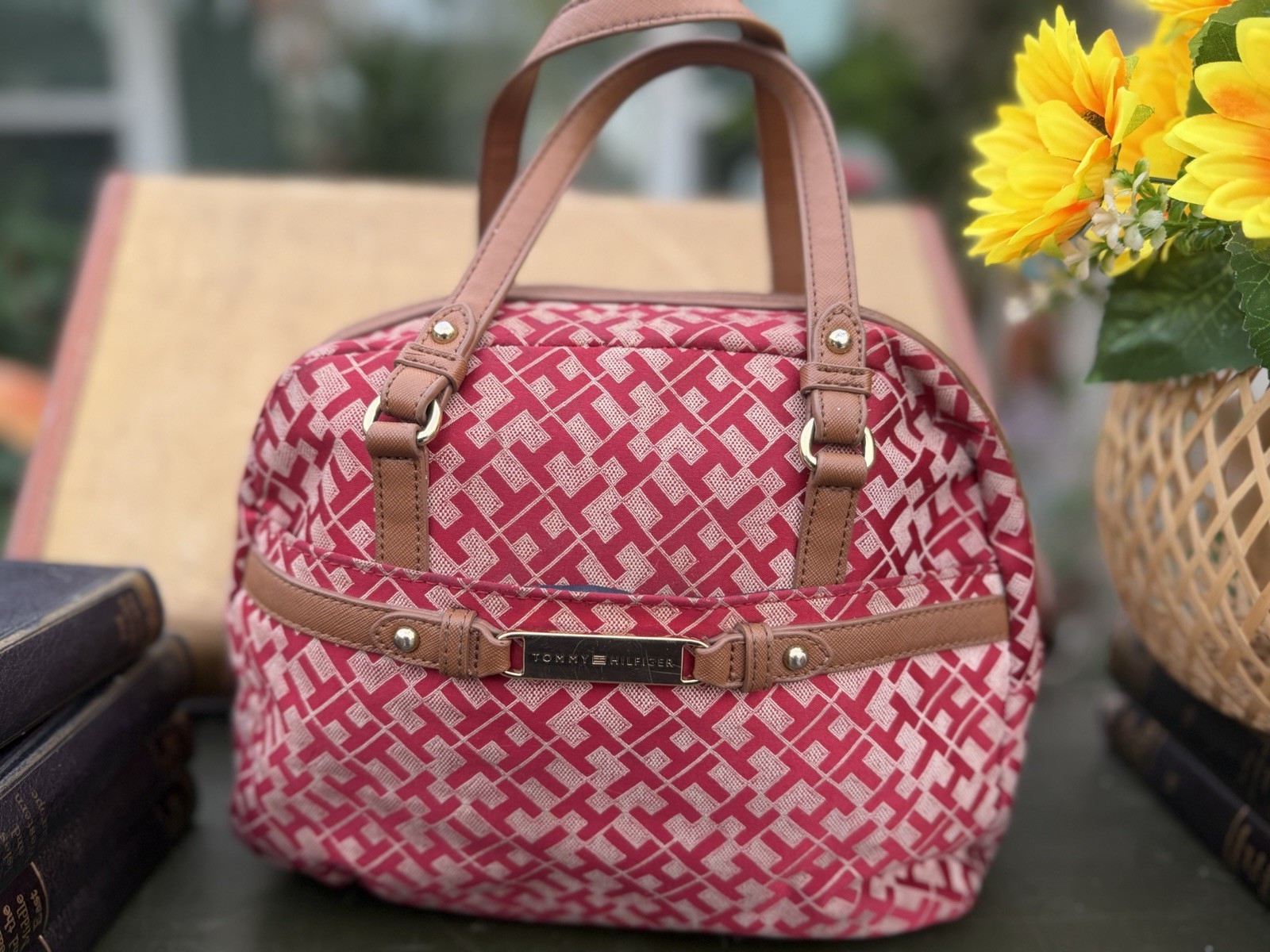 👜❤️ Tommy Hilfiger Red Beige Logo Satchel Double Handles Zip Inner Pockets
