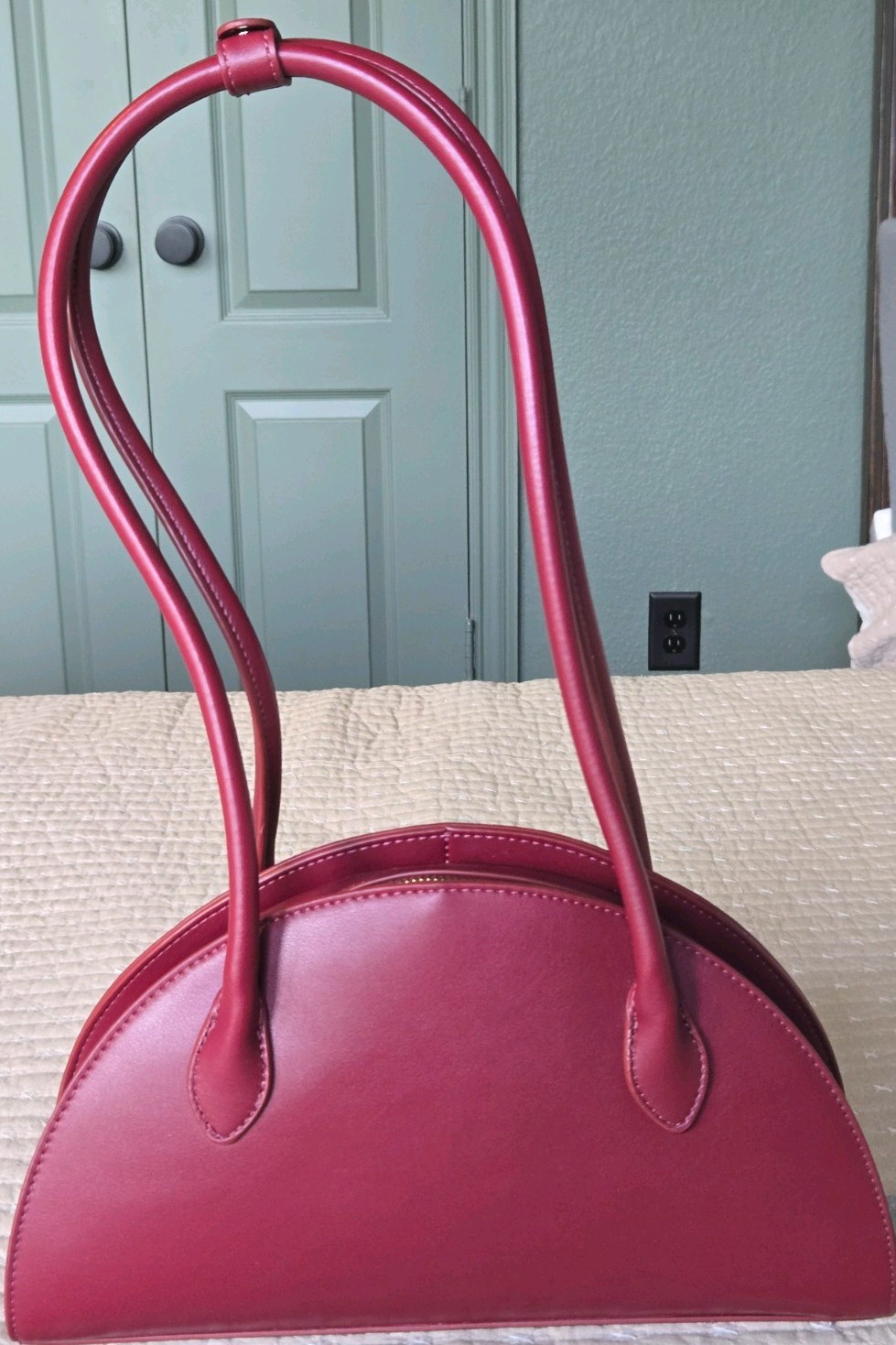 Old Navy East West Shoulder Bag Red W/ Gold Zip Closure Pre-owned Excellent