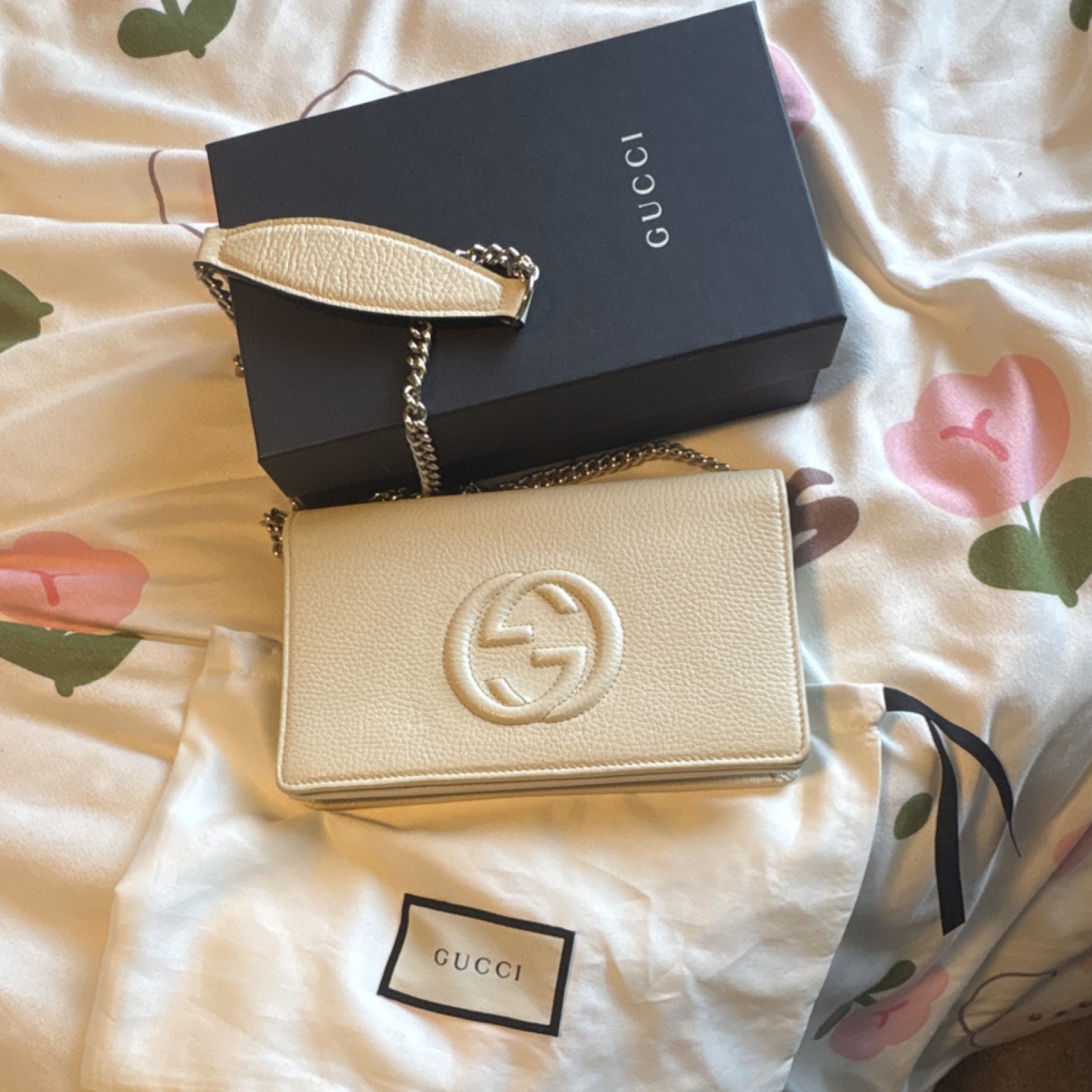Gucci White Pebbled Logo Shoulder Bag Chain Strap Silver Hardware Box Dust Bag