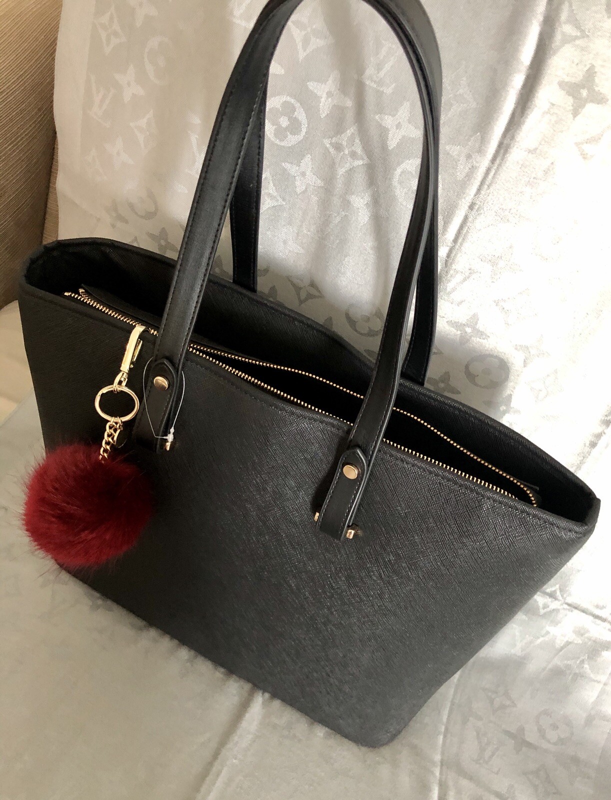 Brand New Tote Bag With Pompon Keychain Cartera Nueva Negra Con Llavero Pompon