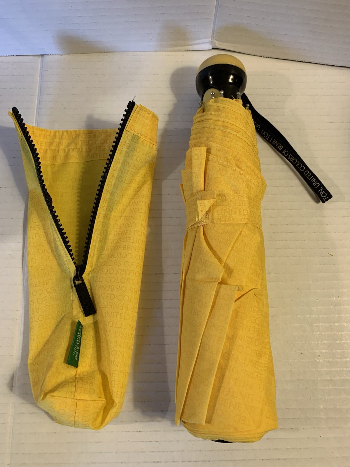 Beautiful Sonoma Straw Handbag with United Colors of Benetton Umbrella — Yellow