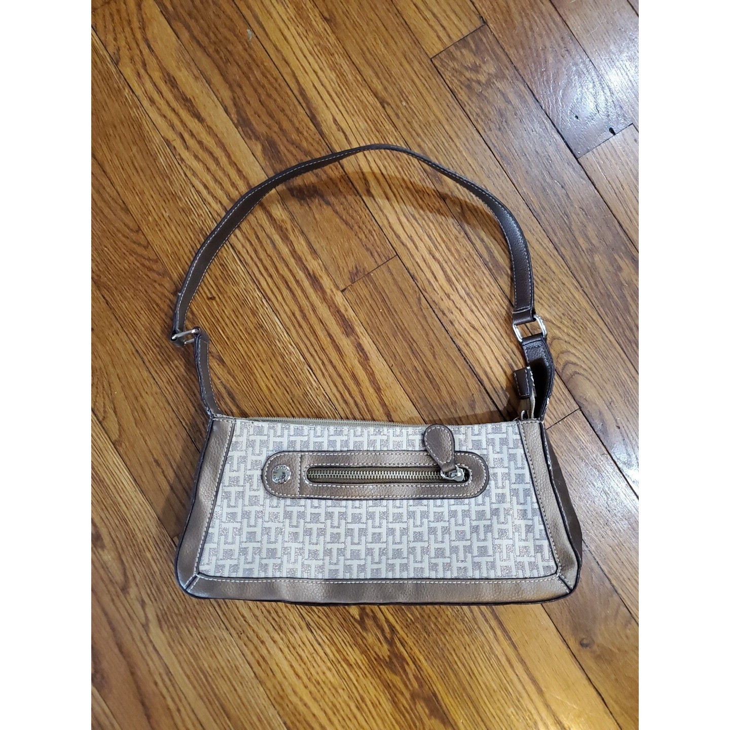 EUC Tommy Hilfiger Purse, T H Design, Beige background w/bronze accents
