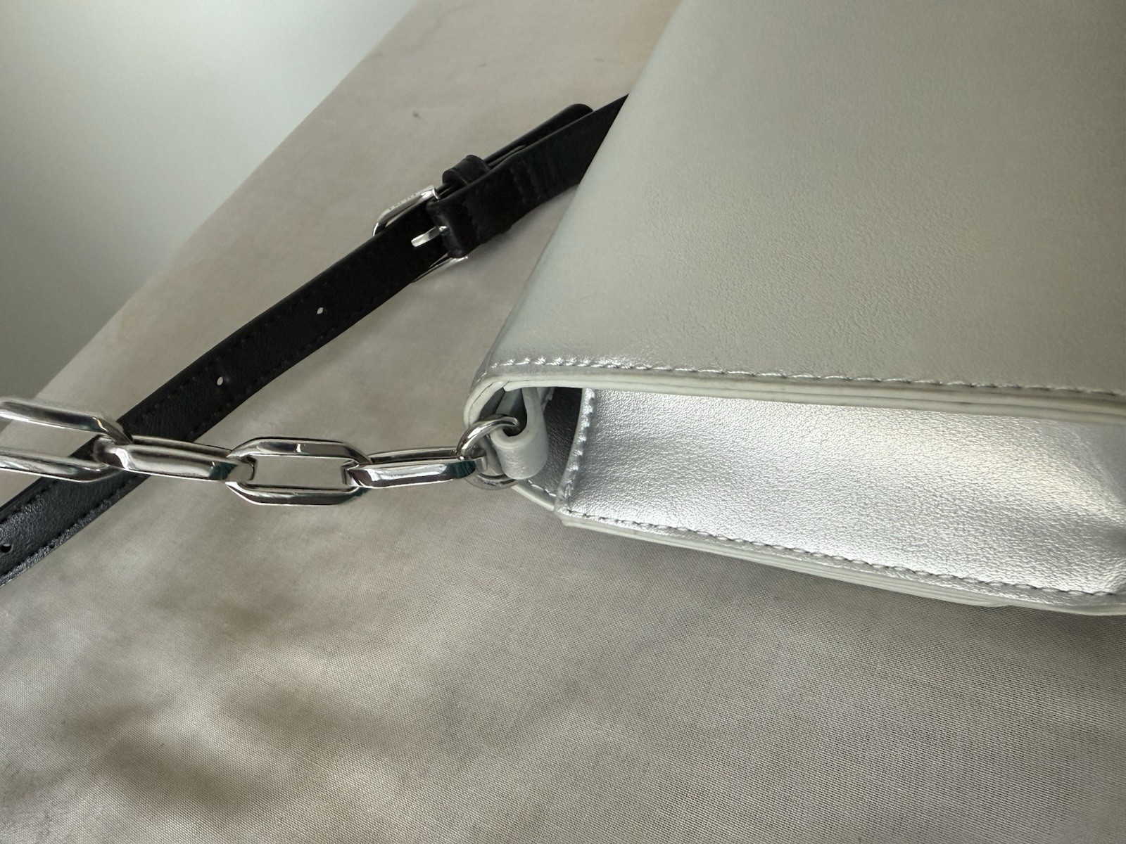 Liu Jo Silver Metallic Mini Crossbody Bag | Chain Strap | Magnetic Closure EUC