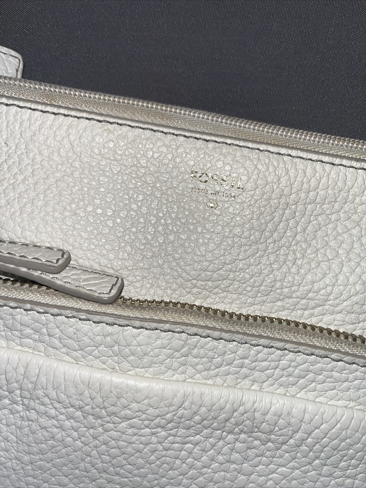 Ivory Fossil Leather Crossbody Shoulder Bag Purse 10.5 x 9 In Zip Shut Organizer