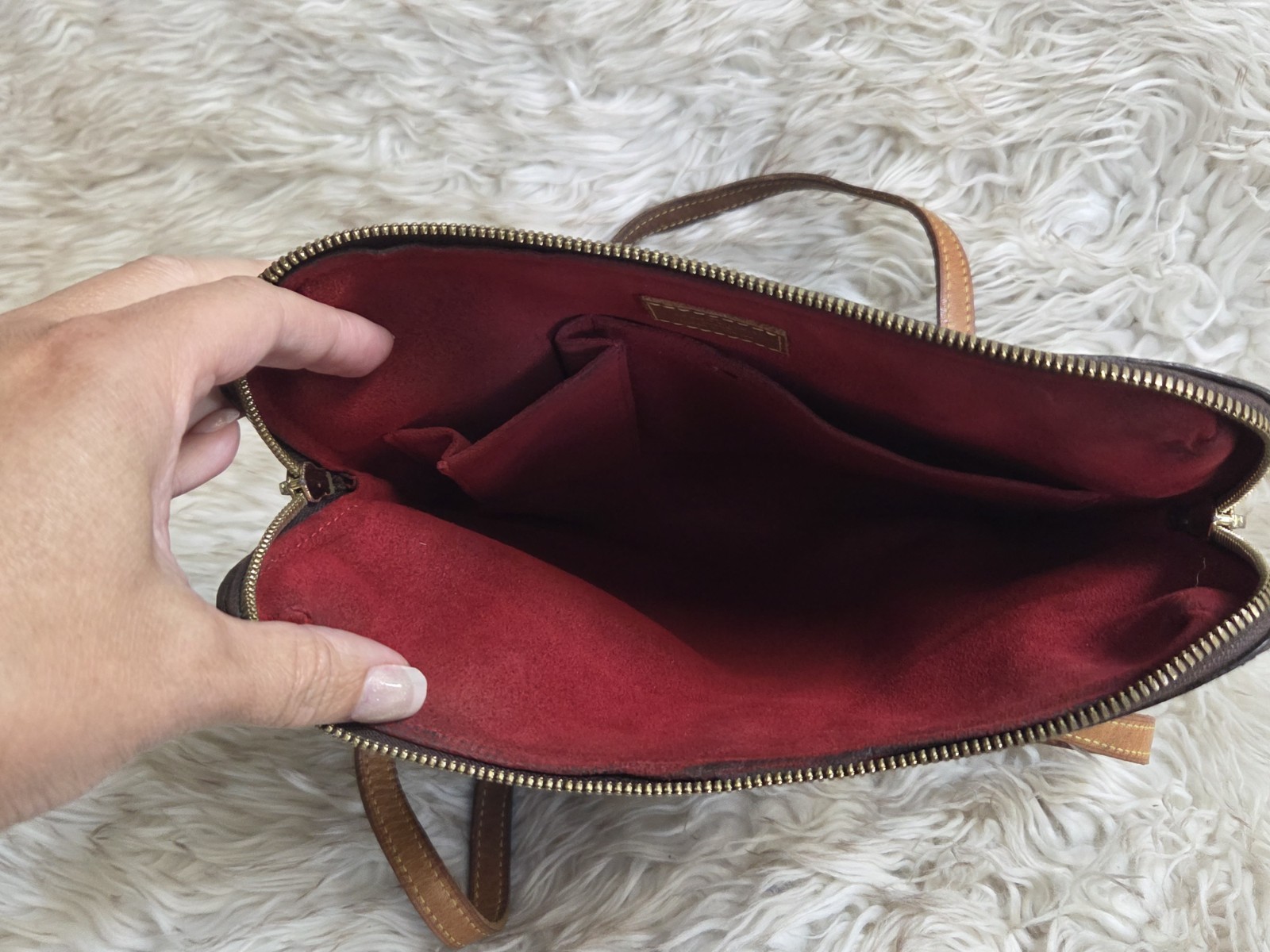 Louis Vuitton Monogram Brown Shoulder Bag Zip Closure Red Lining Gold Hardware
