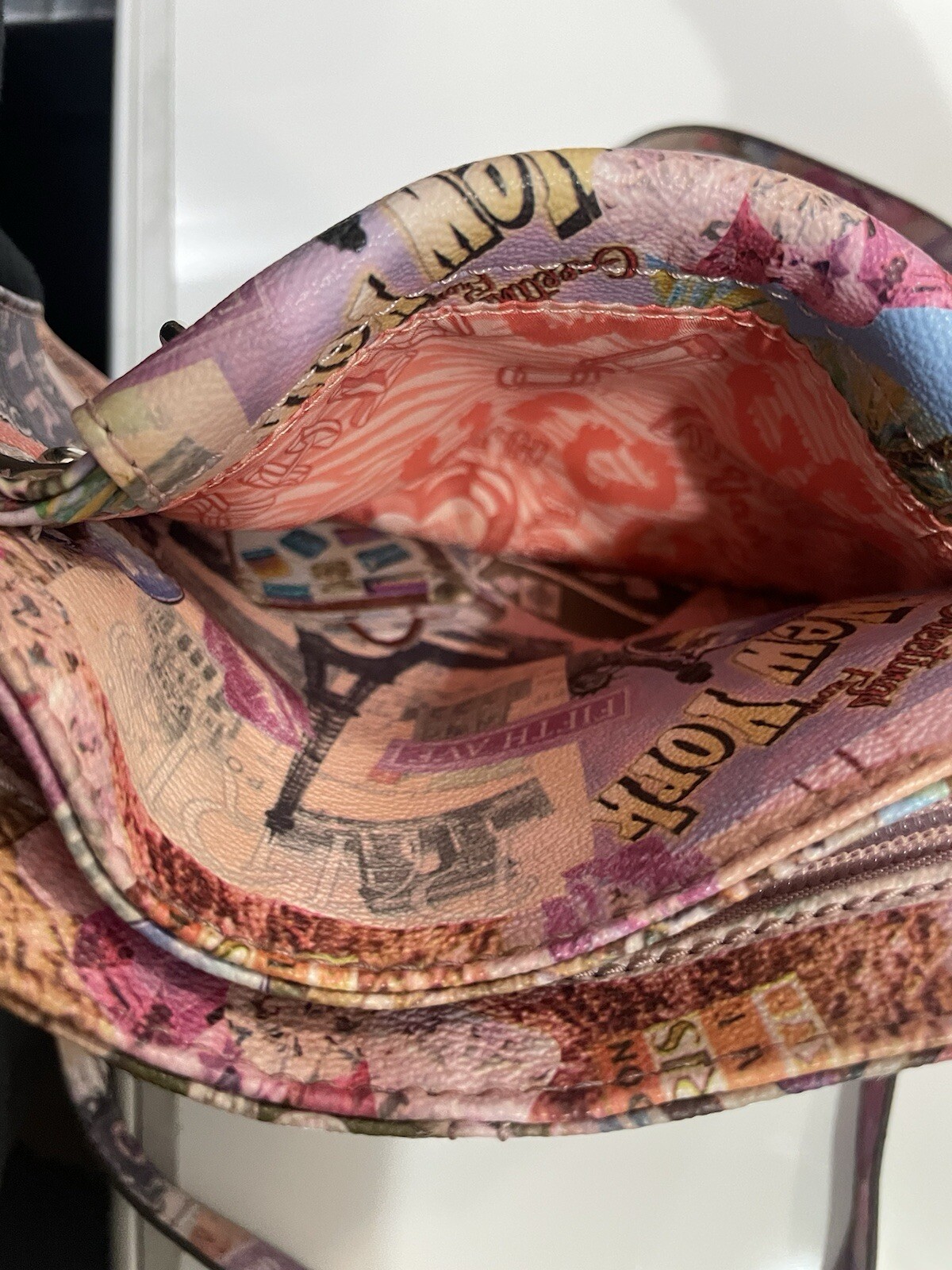 👑KATHY VAN ZEELAND Like 🆕! Cross Body New York🗽 Travel Paris Icon Print.