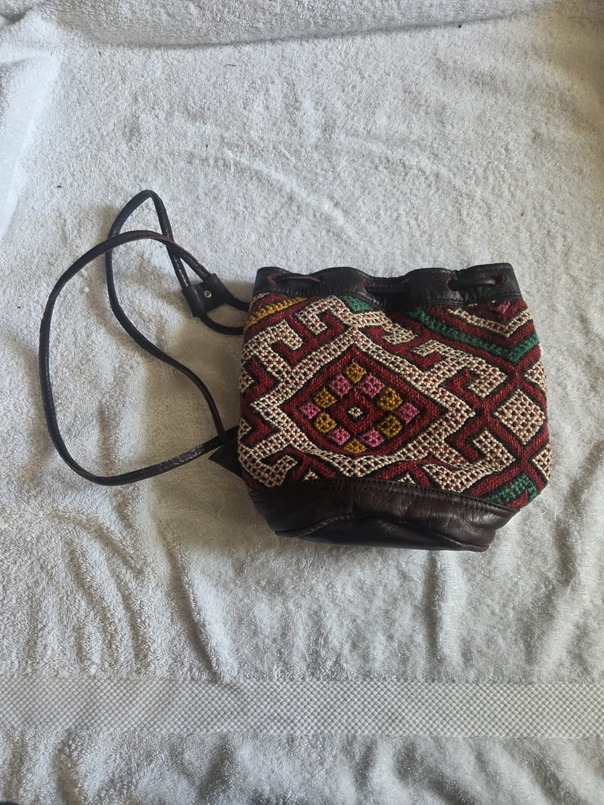 Boho geometric woven drawstring bucket shoulder bag, multicolor/brown, black