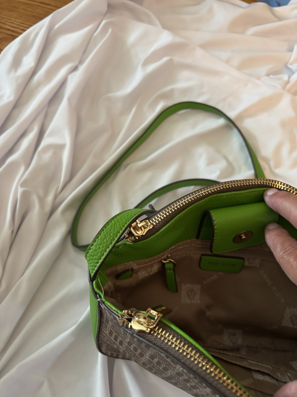 Women’s Beige & Green Geometric Zip Crossbody Bag Adjustable Strap Gold Hardware
