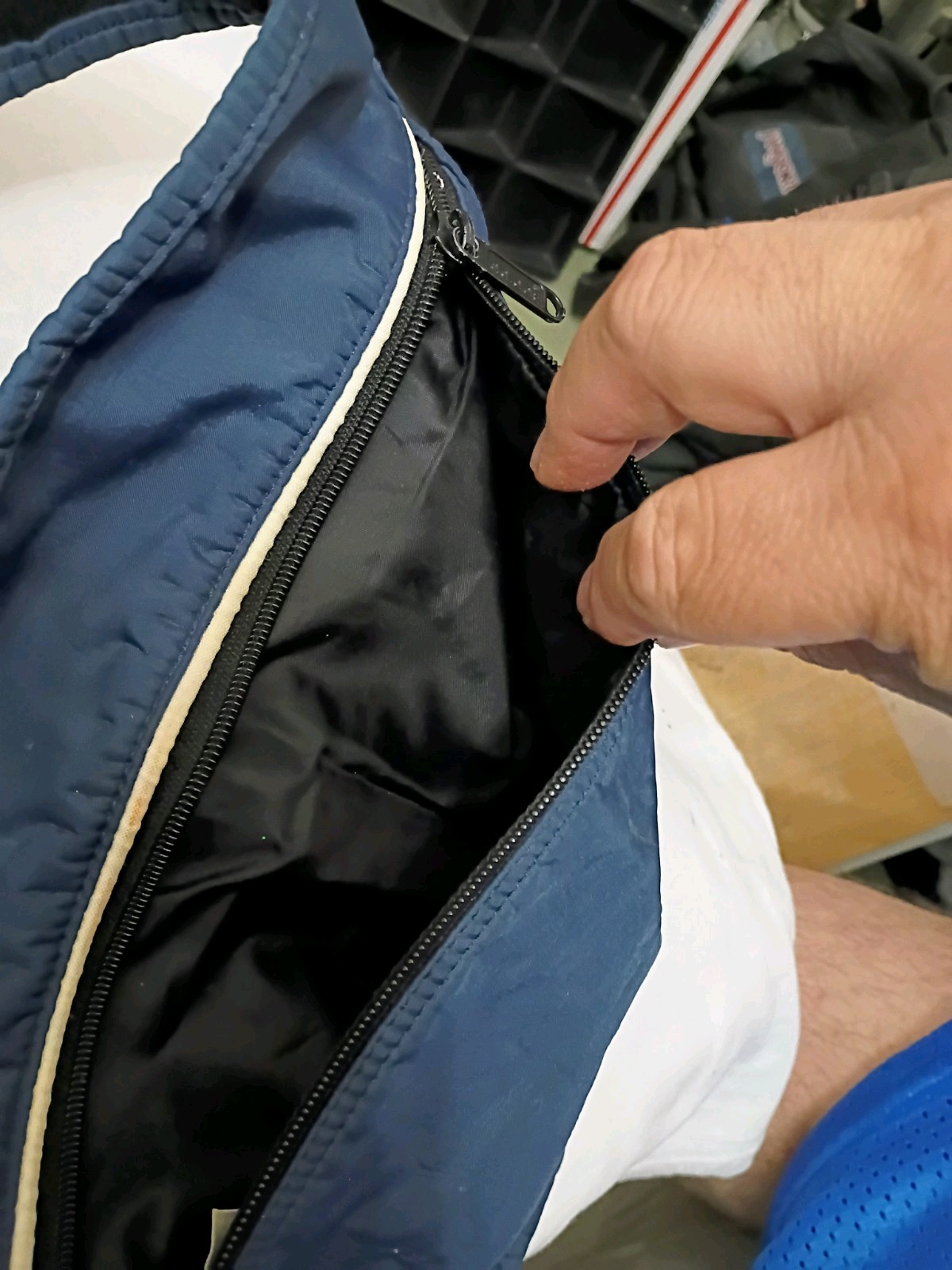 ADIDAS Wait Pouch Zipper Body And Lining 100% Nylon Back 100% Polyester Blue…