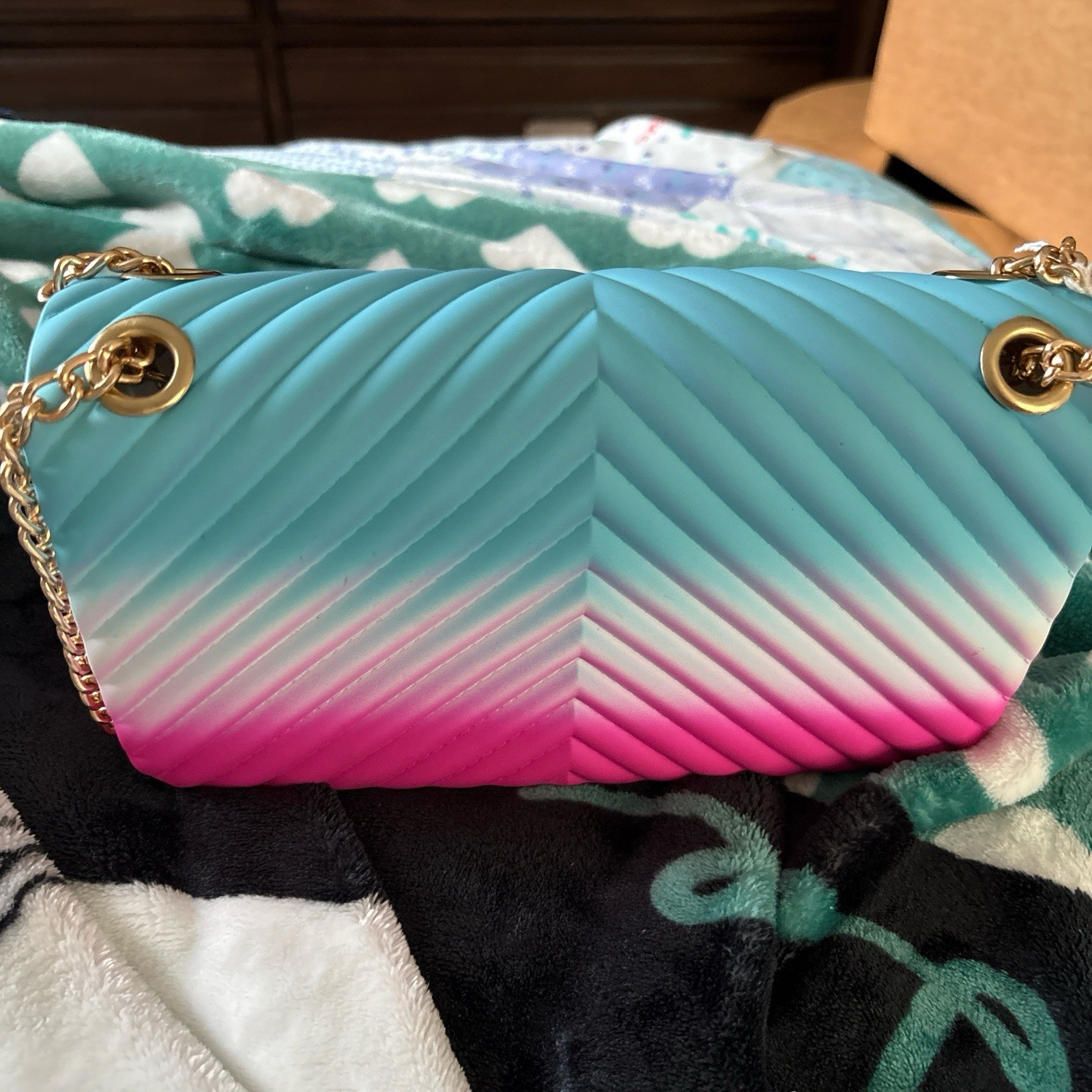 Women’s Chevron Ombre Blue Pink Chain Strap Shoulder Bag Turn Lock Gold HW