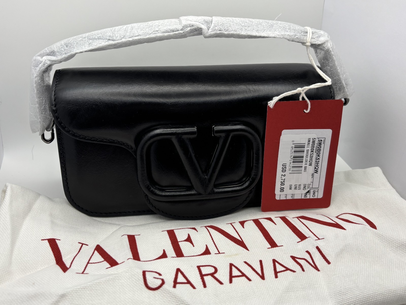 NWT Valentino Garavani Small Locò VLogo Calfskin Leather Shoulder Bag Black