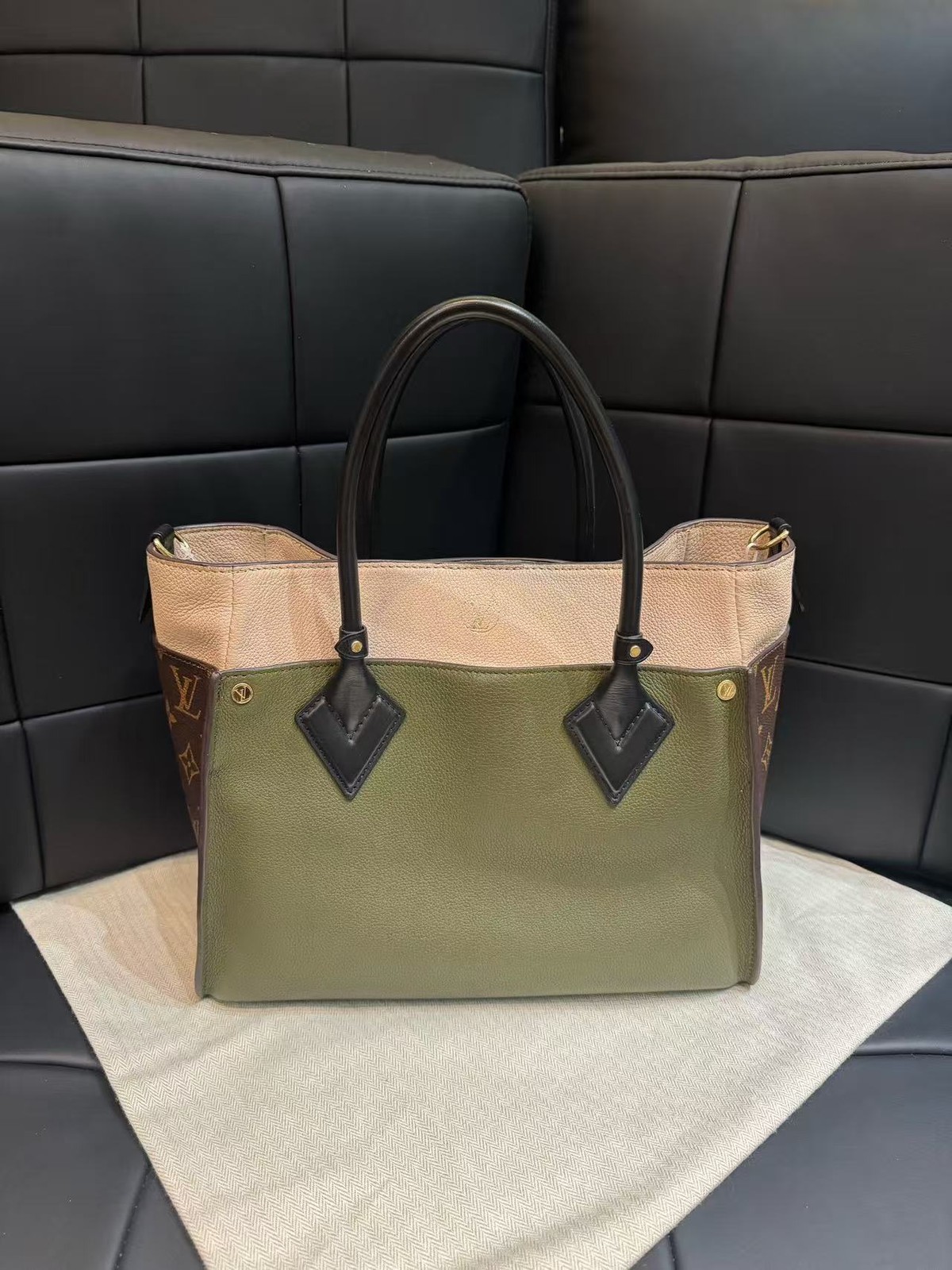 Louis Vuitton On My Side MM Monogram Canvas & Calfskin Tote Bag Auth