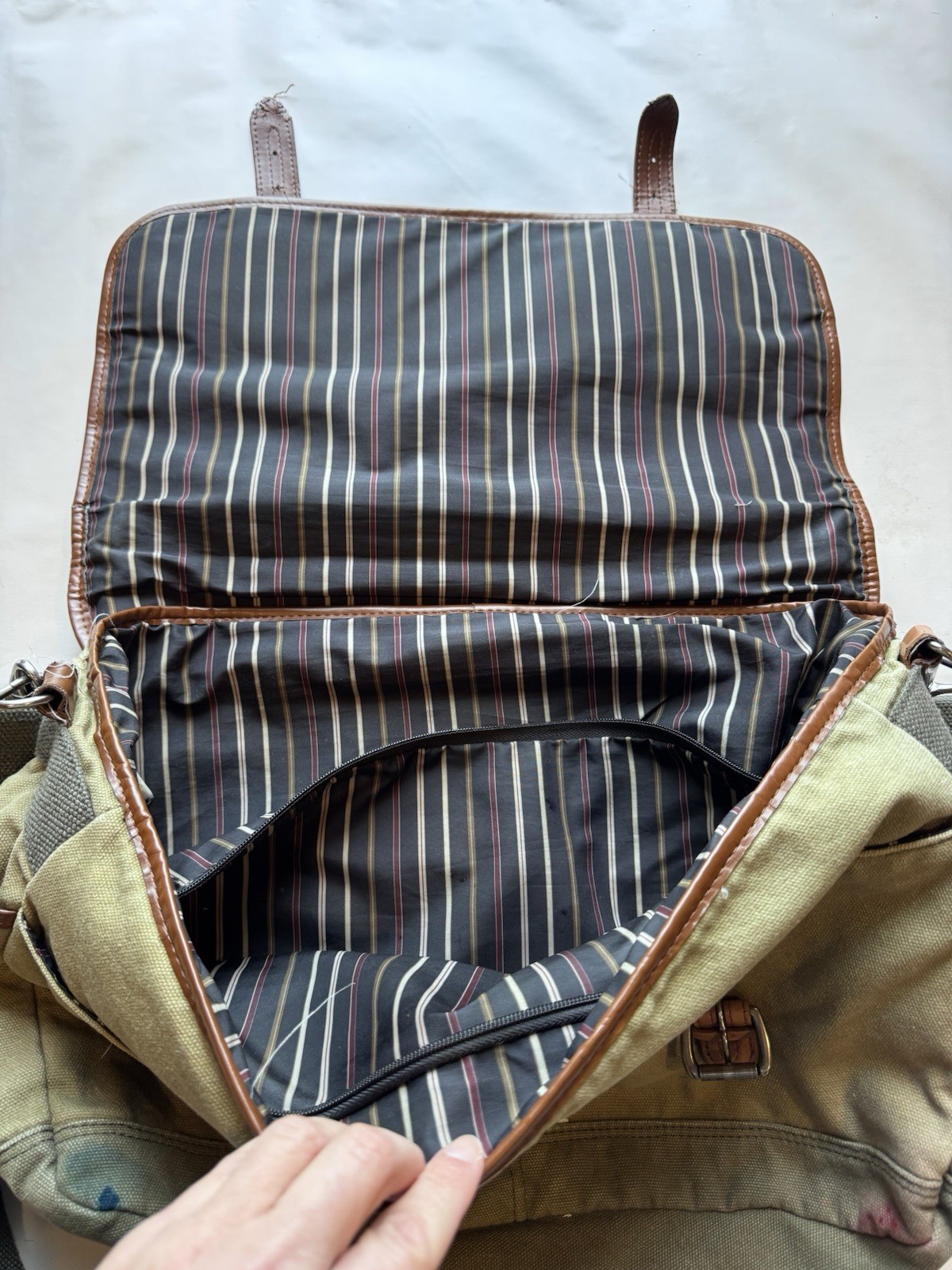Cutter & Buck Beige/Brown Messenger Bag Buckle Closure Adjustable Strap Striped