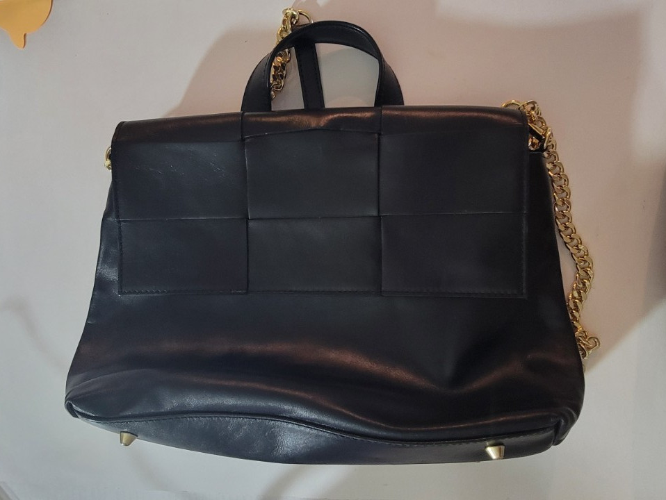 Anna Paola Women’s Black Shoulder Bag, Zip Closure, Gold Chain Strap, Pockets