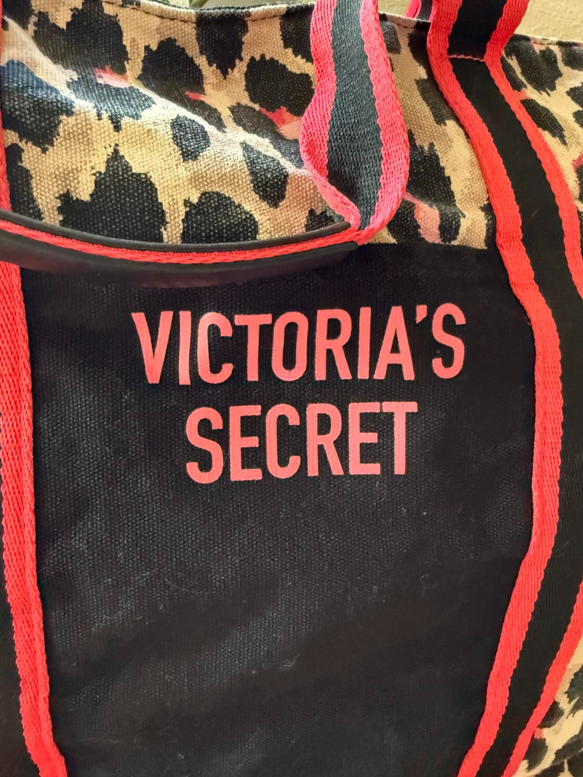 Authentic Victoria’s Secret large tote bag with a beautiful pink leopard/animal