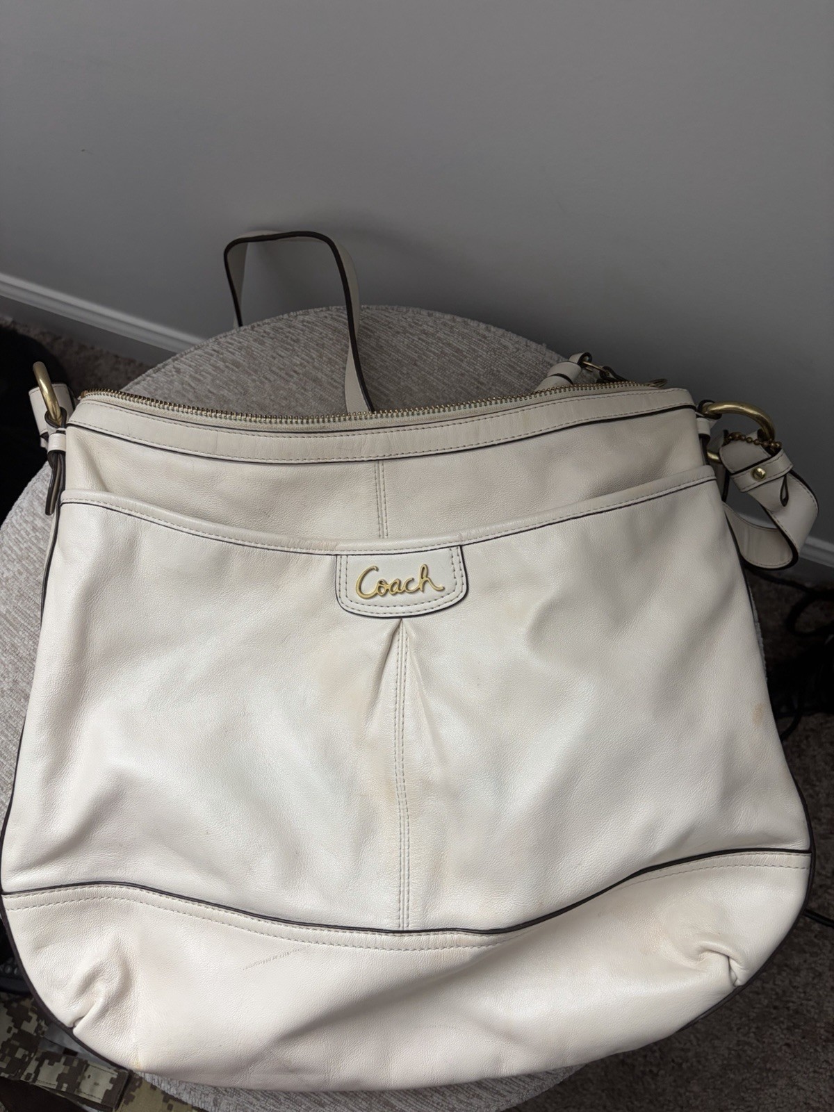 Coach White Shoulder Bag Zip Closure Adjustable Detachable Strap Inner Pockets