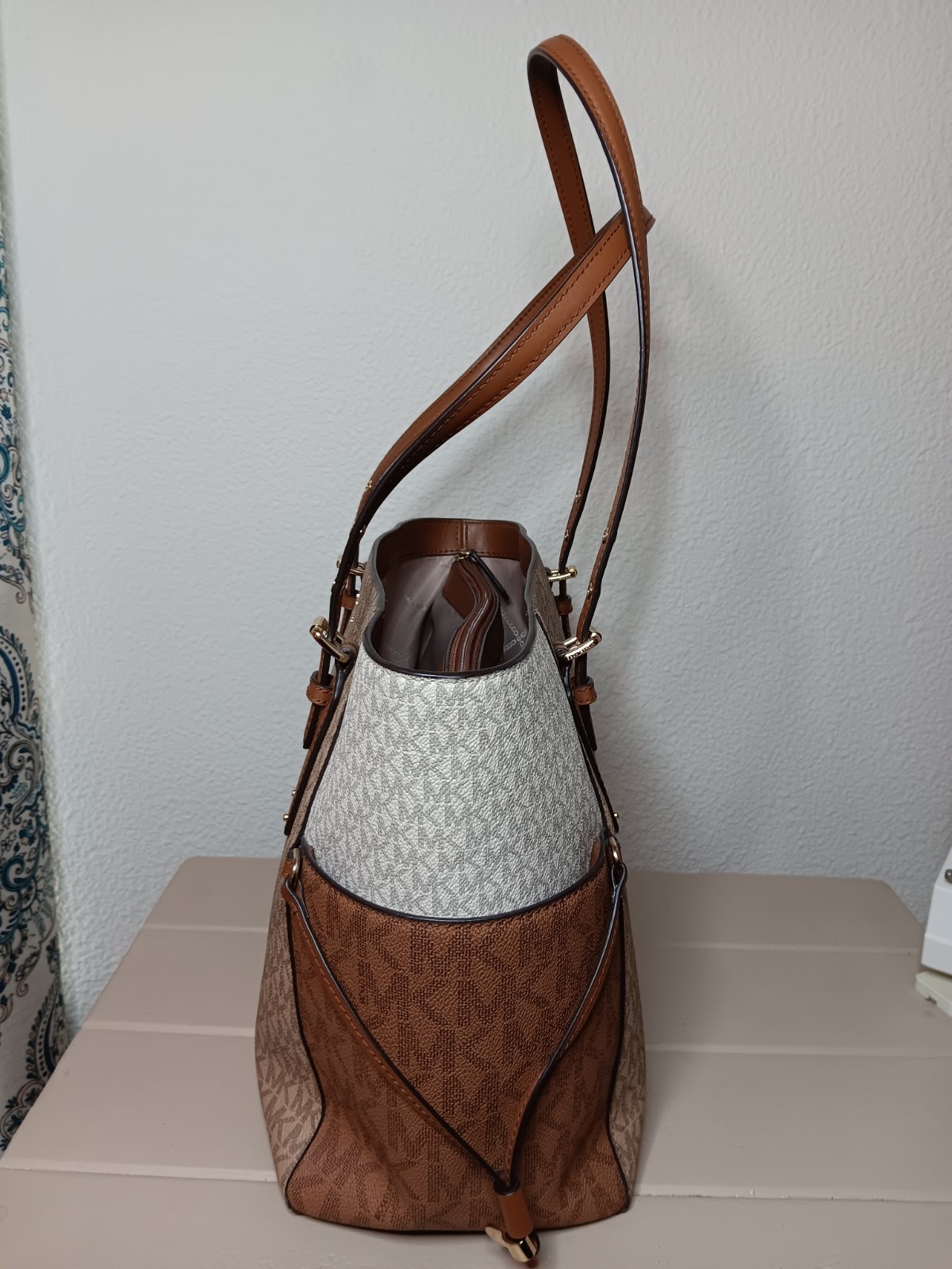 MICHAEL KORS VOYAGER LARGE TOTE SHOULDER BAG CAMEL BROWN WHITE MK LOGO NO TAGS