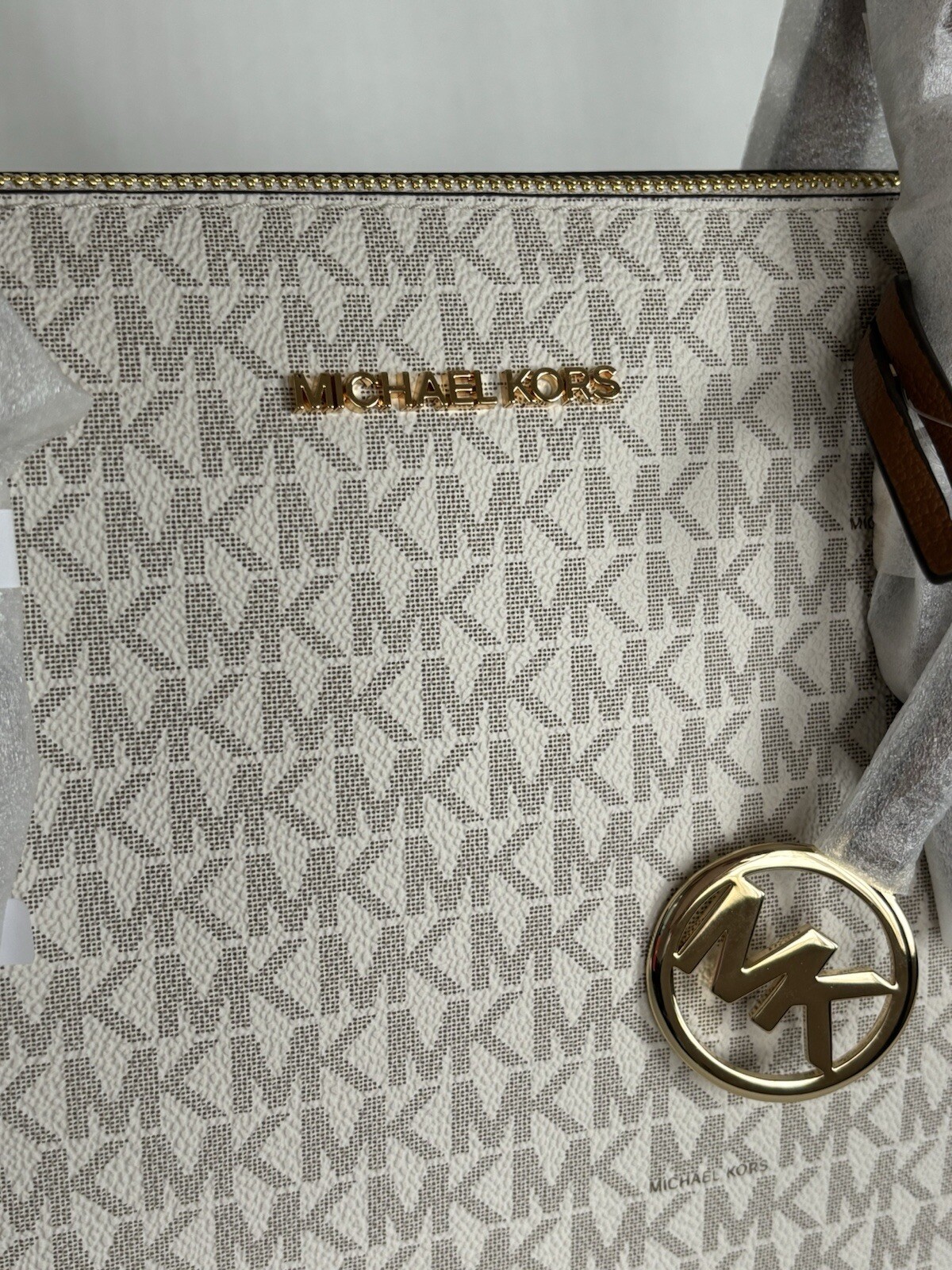 Authentic Michael Kors Charlotte Top Zipshoulder bag in Vanilla + wristlet